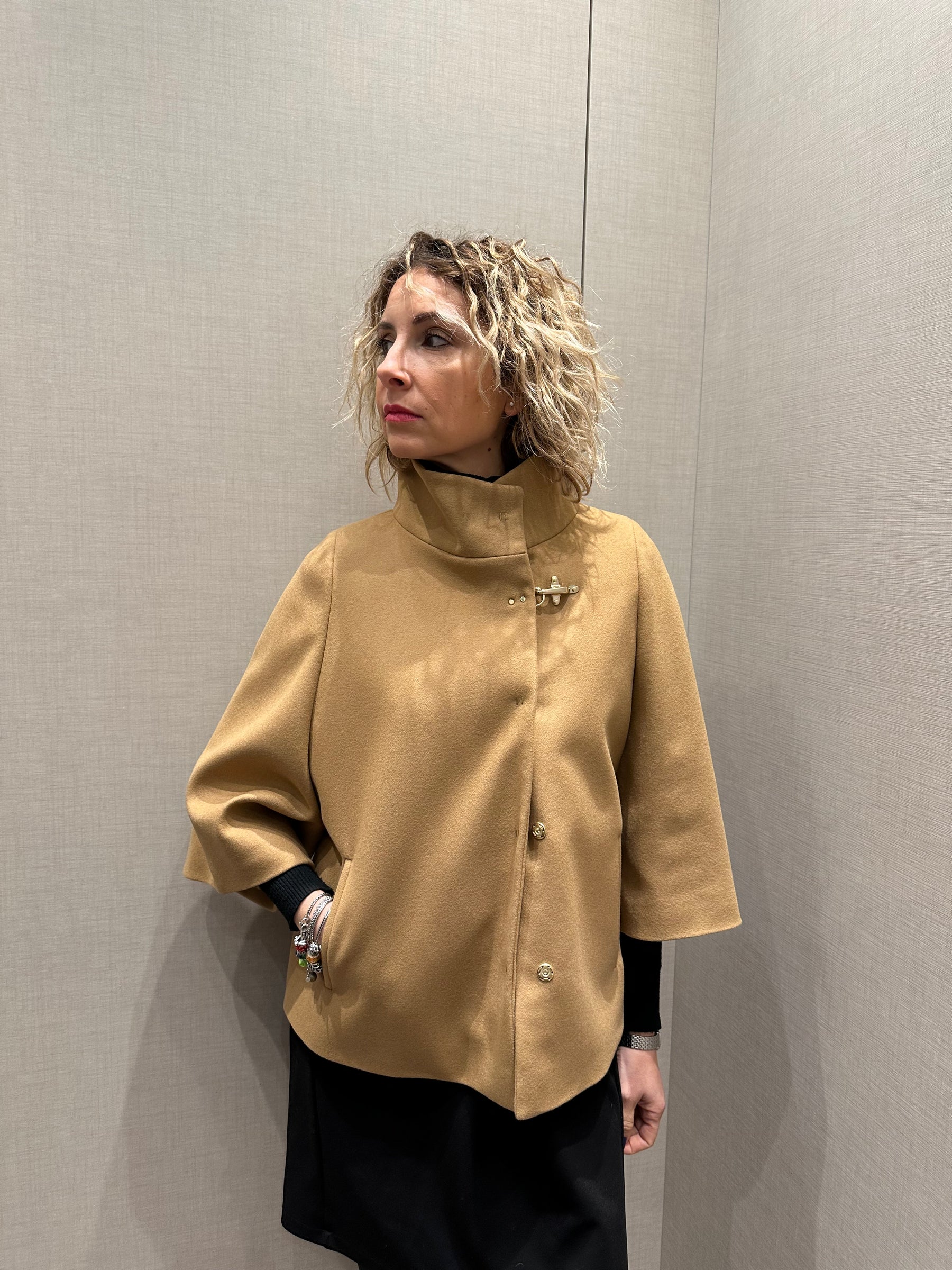 FAY Cappottino mantella cammello con alamaro