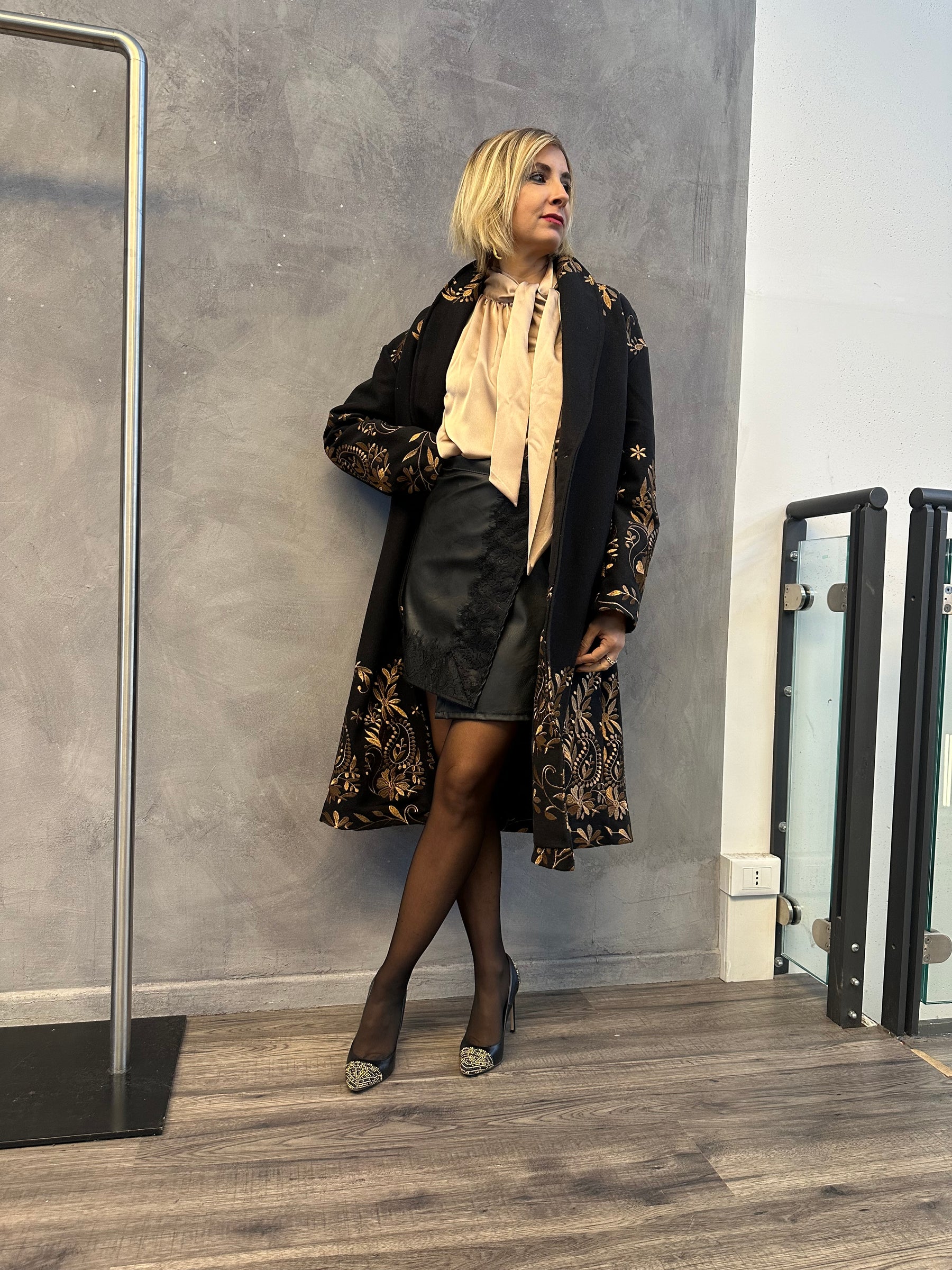 Cappotto over nero ricami