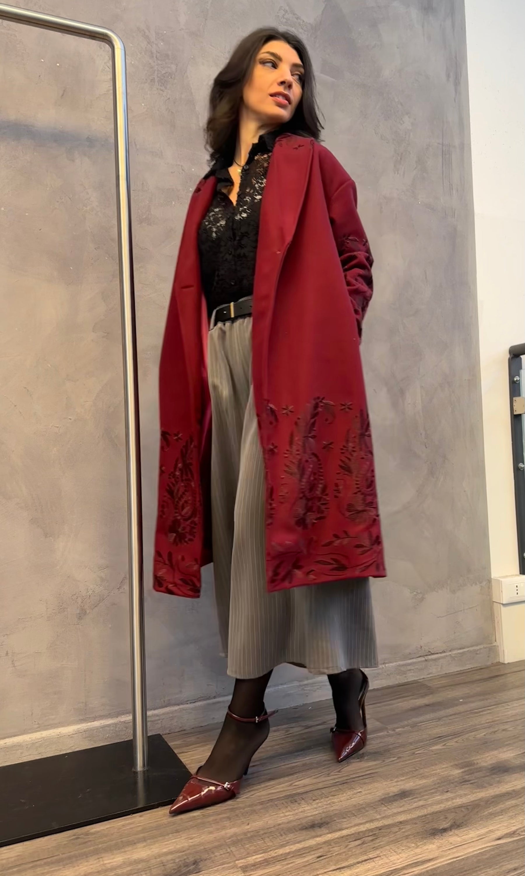 Cappotto over bordeaux ricami