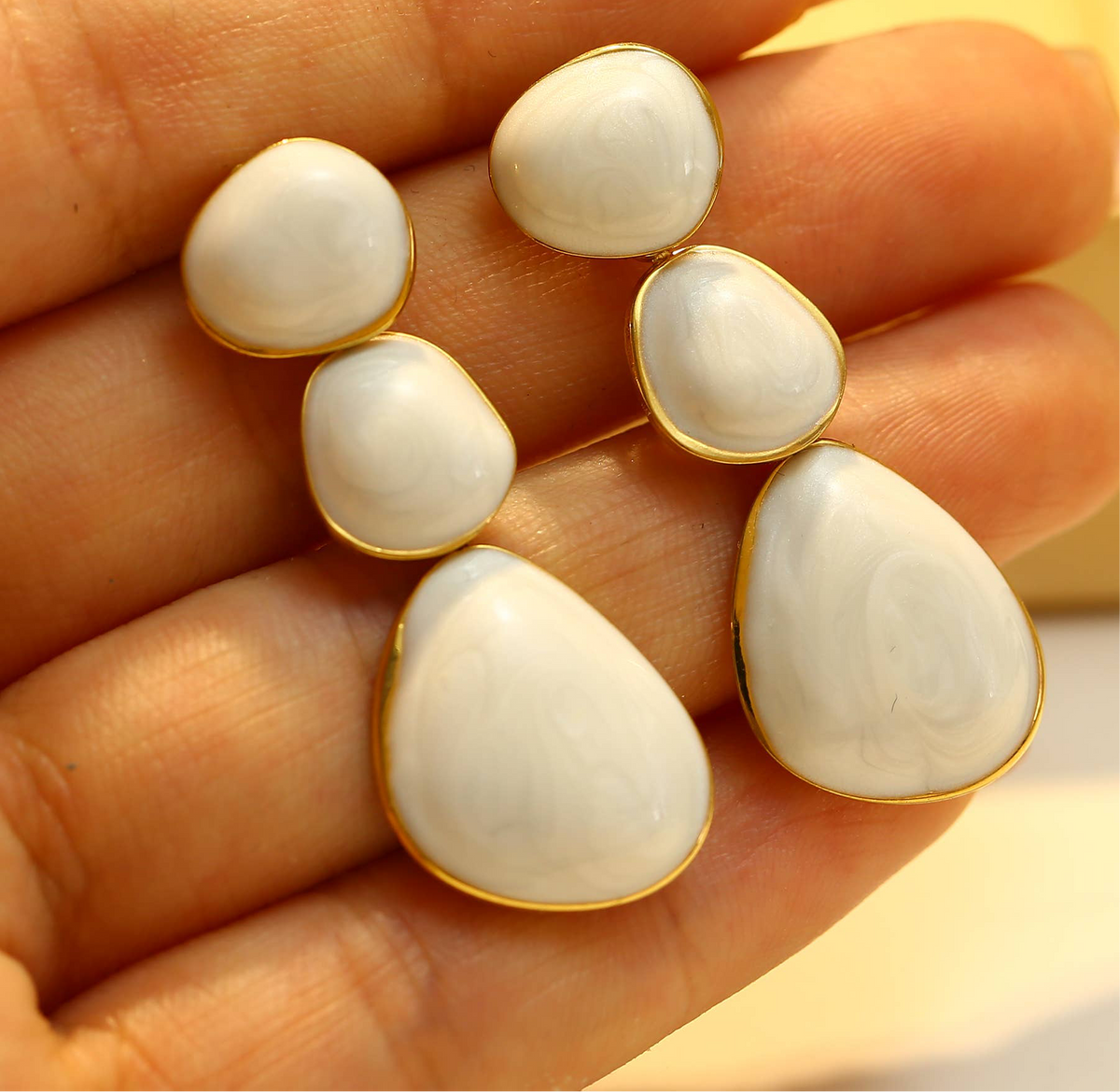 Orecchini pendenti in oro smaltato bianco