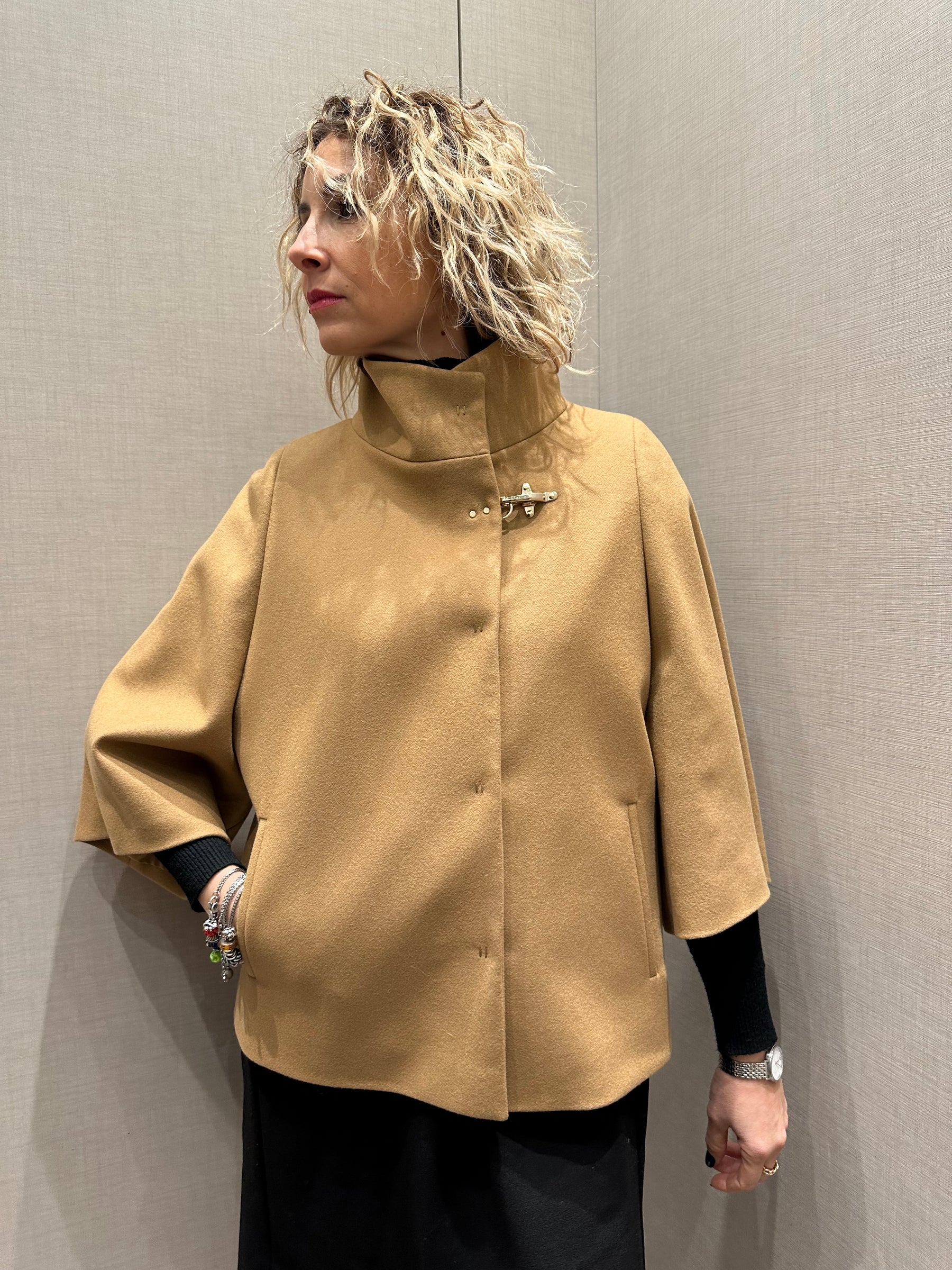 FAY Cappottino mantella cammello con alamaro