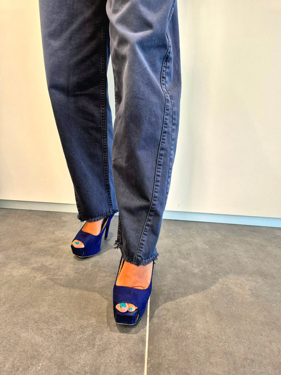 Pantaloni momfit fondo sfrangiato - vari colori