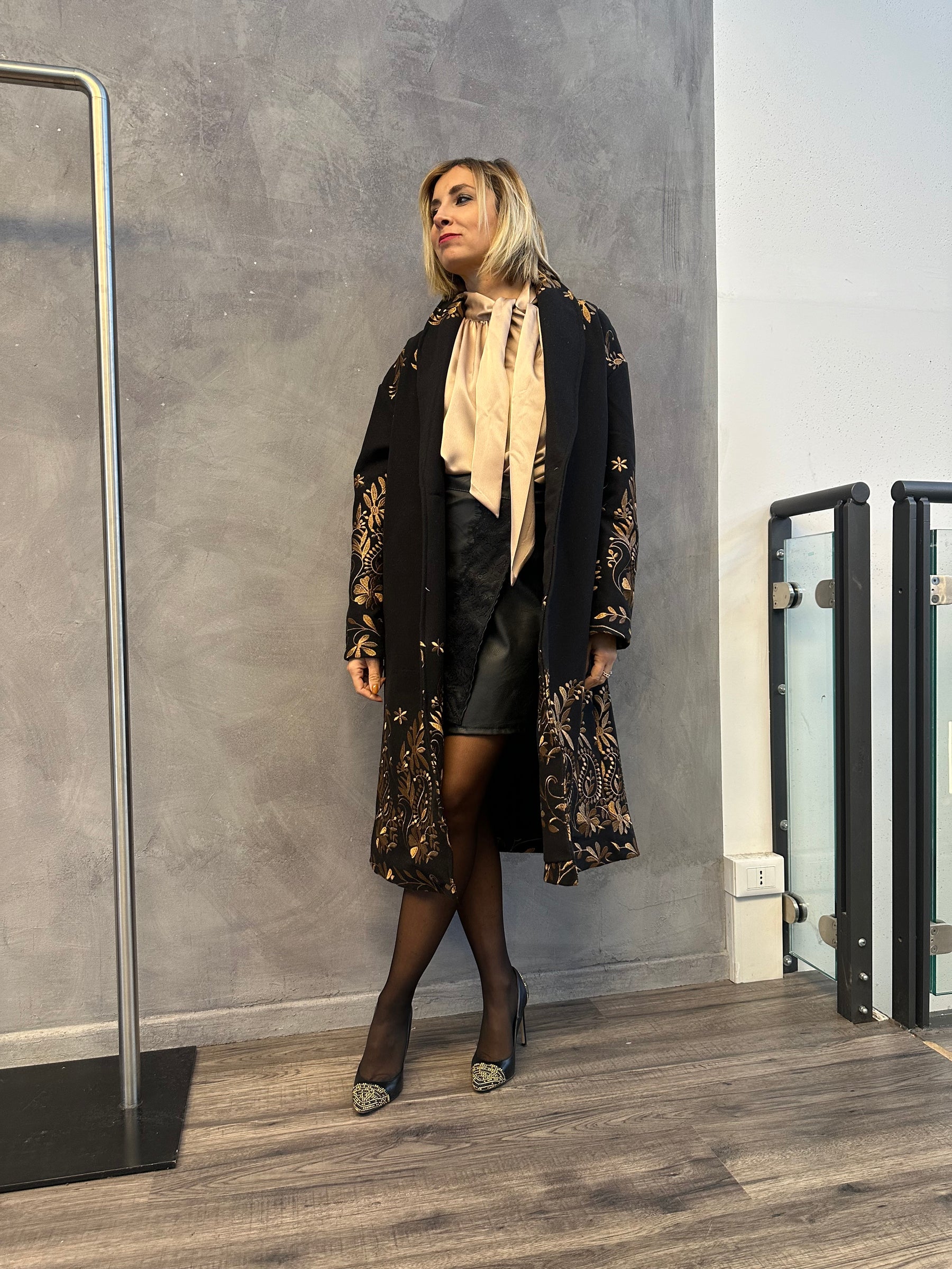 Cappotto over nero ricami