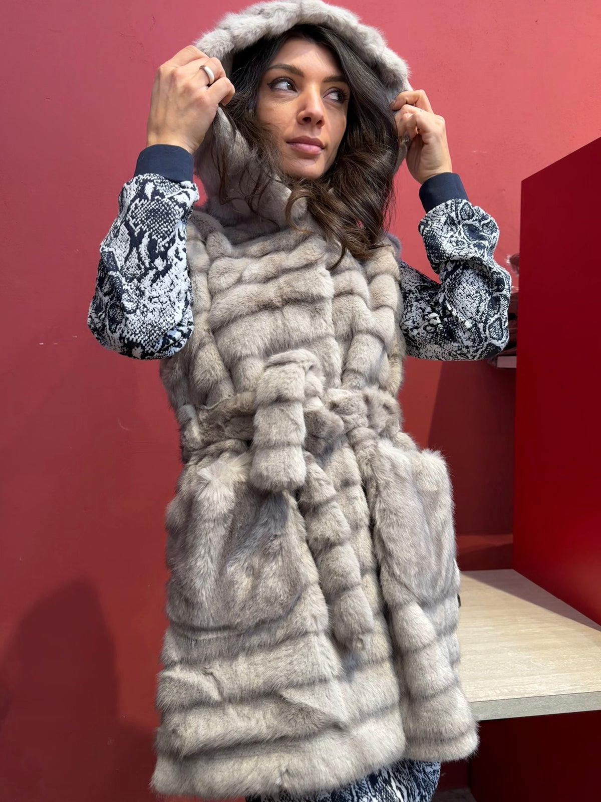 Smanicato eco pelliccia con cintura