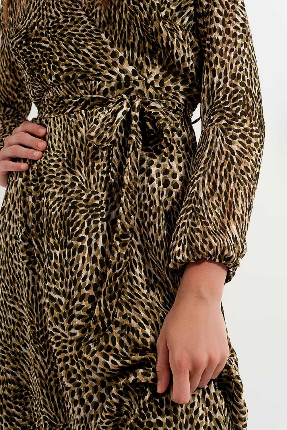 Abito a manica lunga in chiffon a portafoglio con cintura stampata lucida