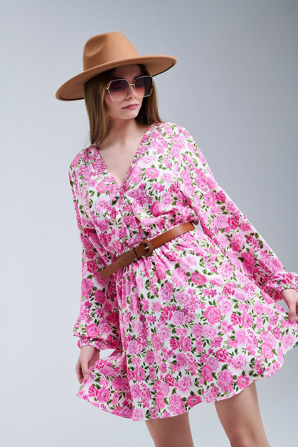 Abito floreale con scollo a V fiori rosa e accenti verdi