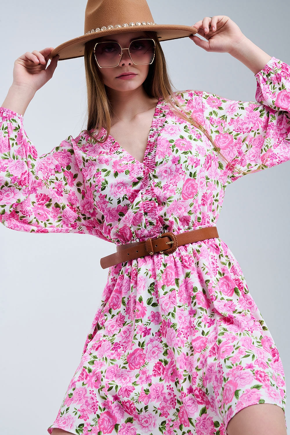 Abito floreale con scollo a V fiori rosa e accenti verdi