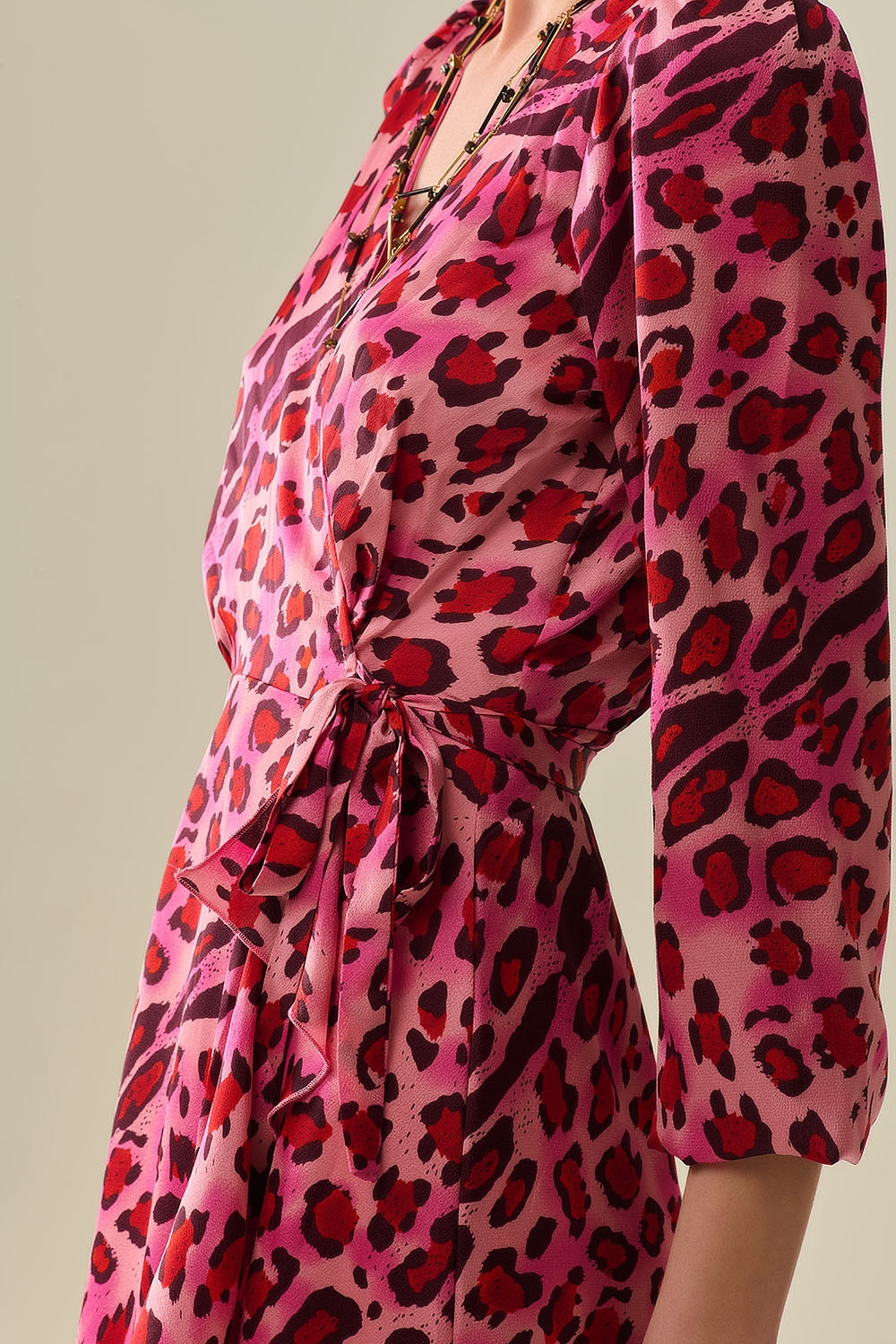 Abito Maxi Wrap in Raso con Stampa Leopardata Fucsia