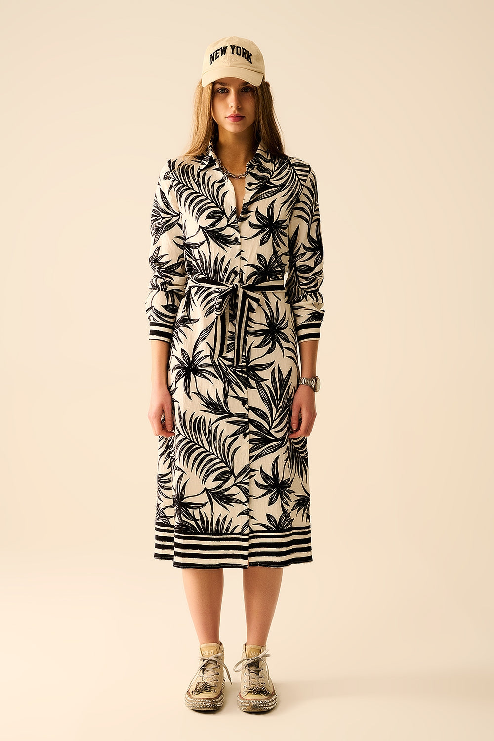 Abito Midi a Maniche Lunghe con Motivo Tropicale in Bianco e Nero