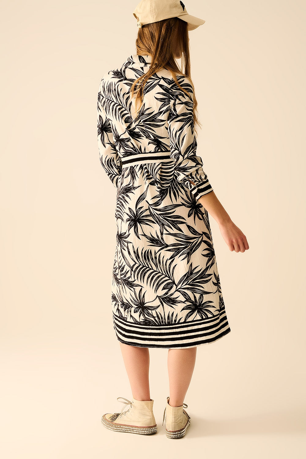 Abito Midi a Maniche Lunghe con Motivo Tropicale in Bianco e Nero
