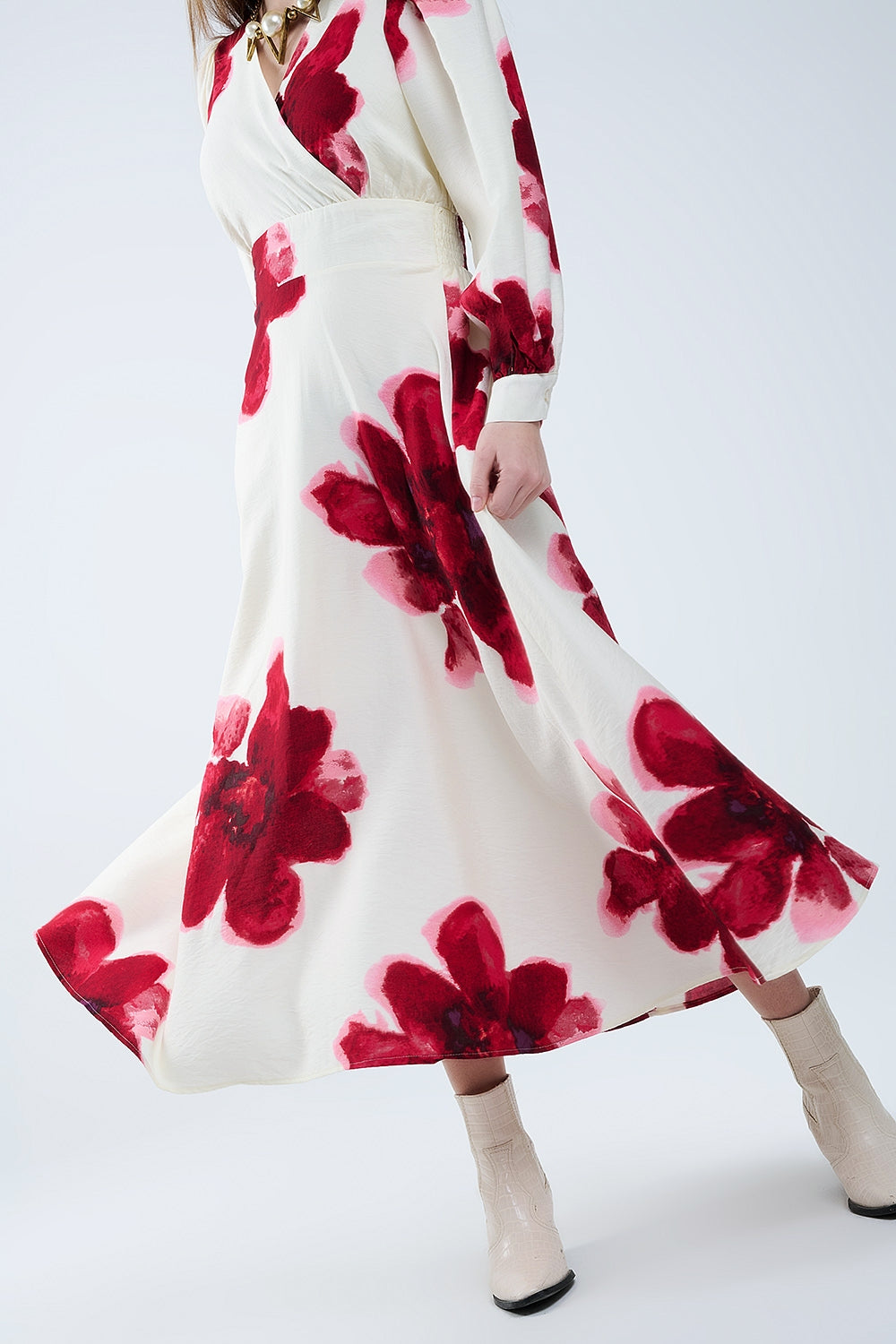Abito midi beige a portafoglio con stampa floreale tropicale rossa e maniche lunghe