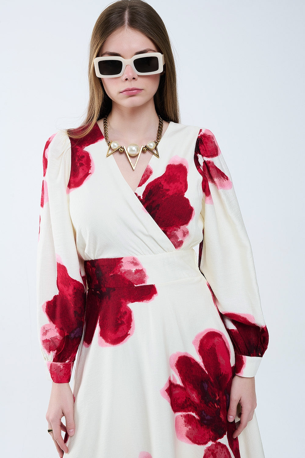 Abito midi beige a portafoglio con stampa floreale tropicale rossa e maniche lunghe