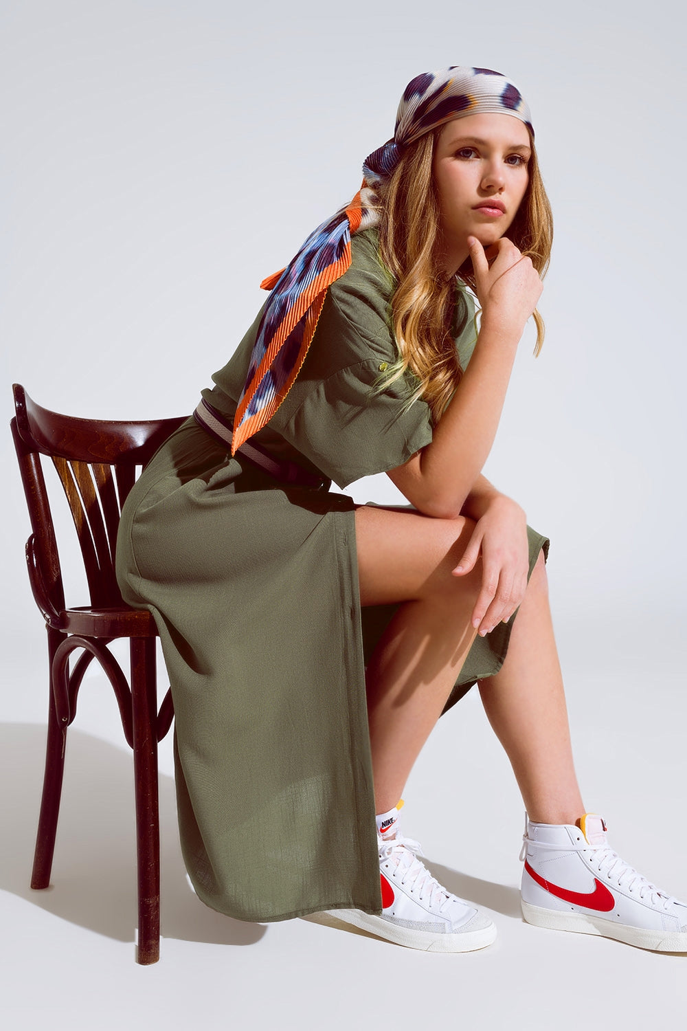 Q2 Abito midi button down color kaki con maniche corte e cintura abbinata