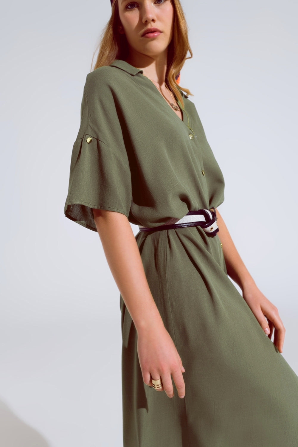 Abito midi button down color kaki con maniche corte e cintura abbinata