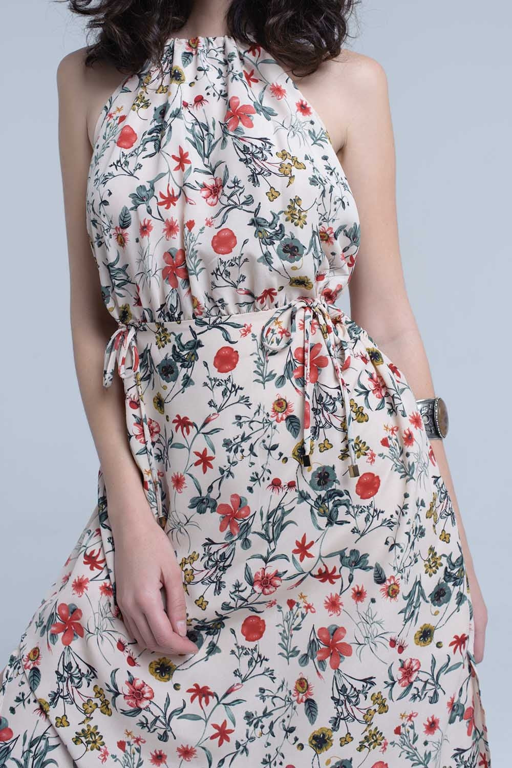 Abito midi floreale beige con collo alto e aperture