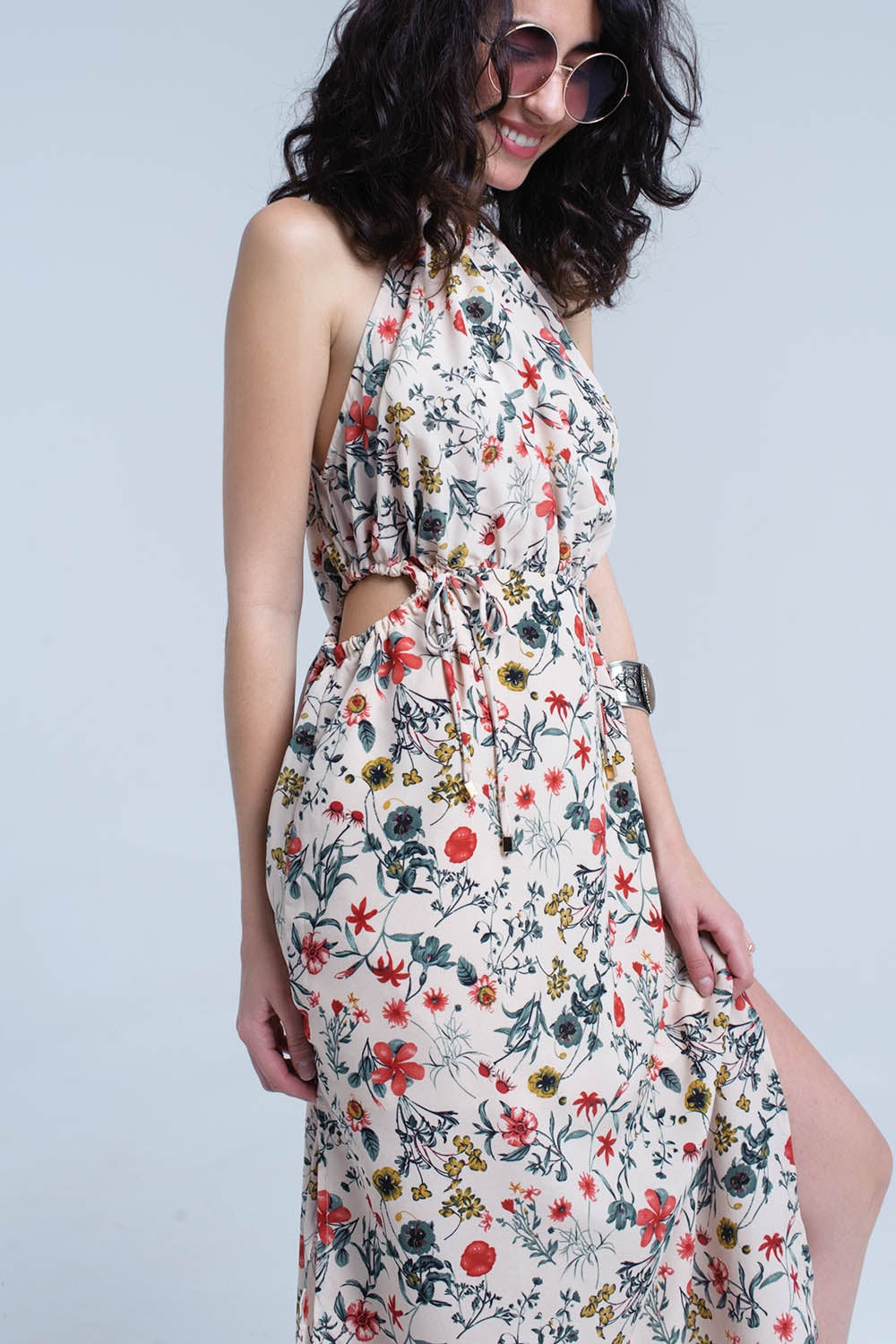 Abito midi floreale beige con collo alto e aperture