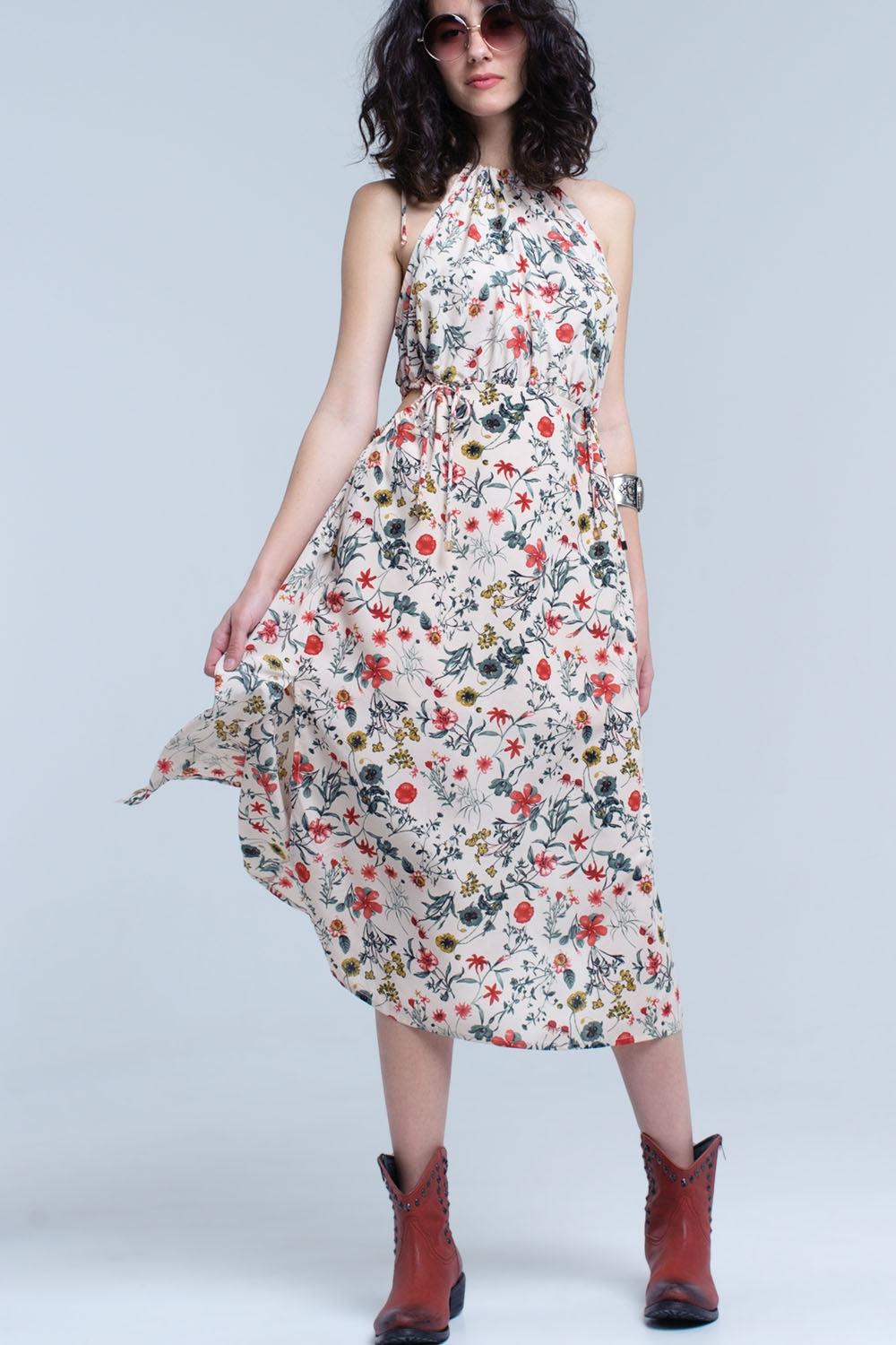 Abito midi floreale beige con collo alto e aperture