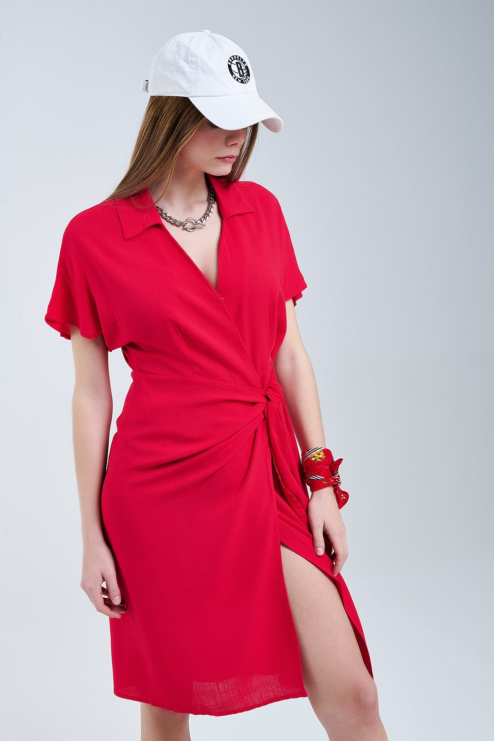 Abito midi rosso con fiocco laterale