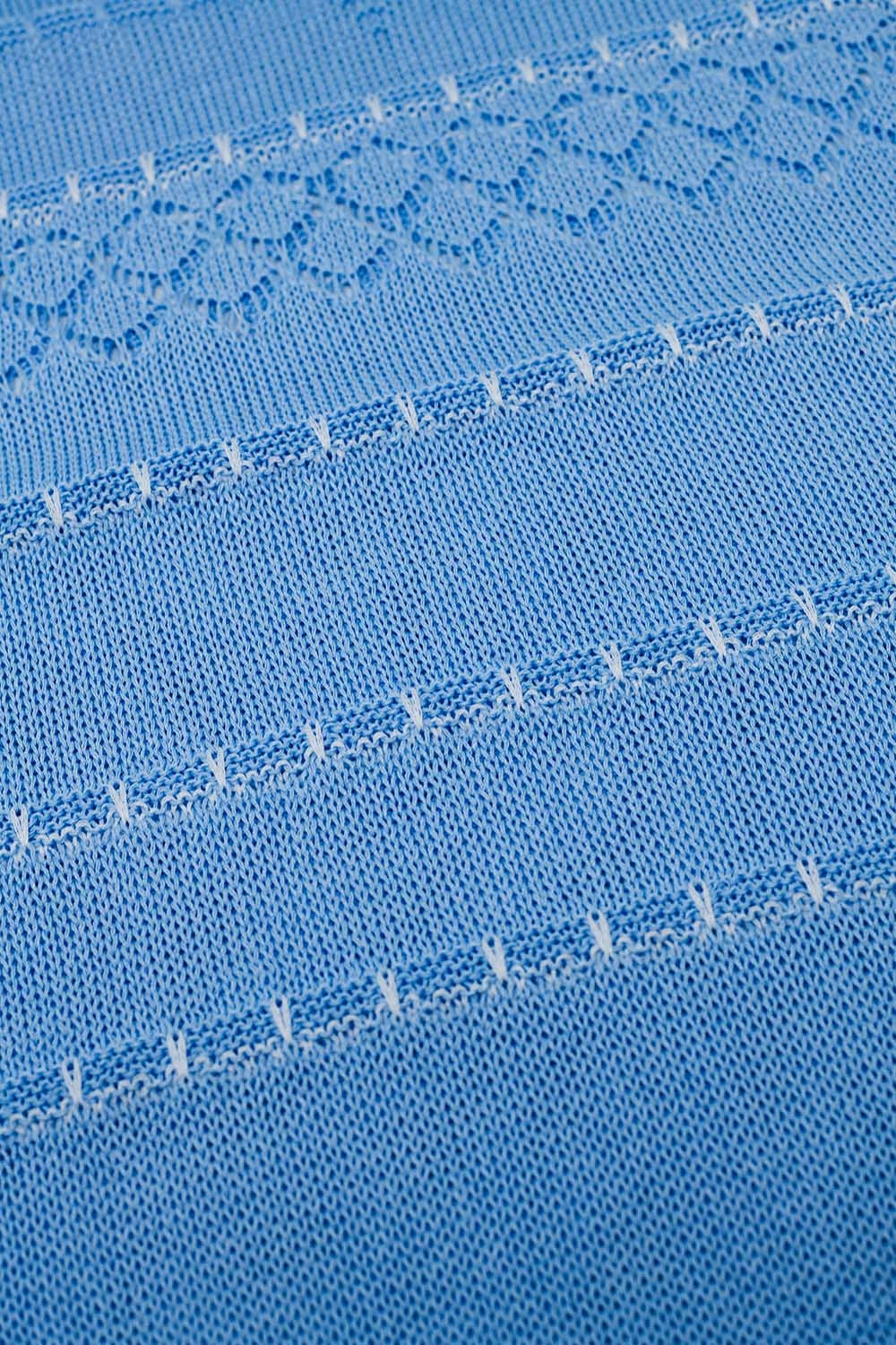 Abito midi senza maniche blu baby con scollo a V e design all'uncinetto