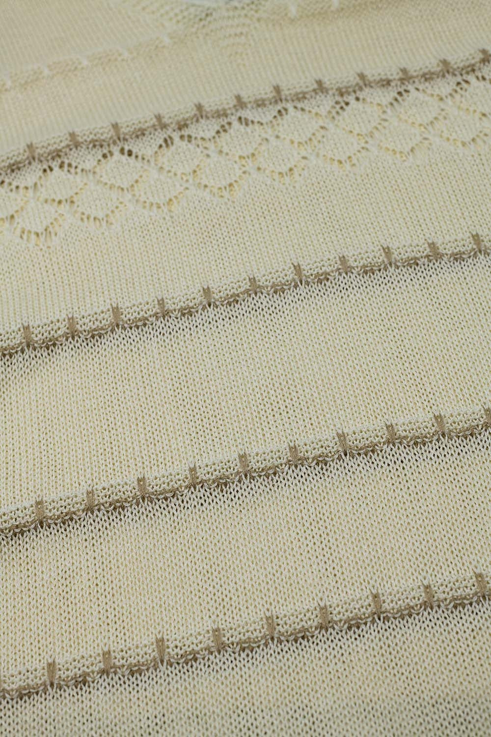 Abito midi senza maniche color crema con scollo a V e design all'uncinetto