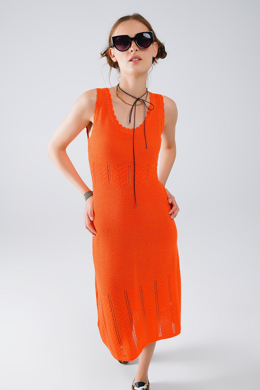 Q2 Abito midi senza maniche in maglia arancione con scollo rotondo