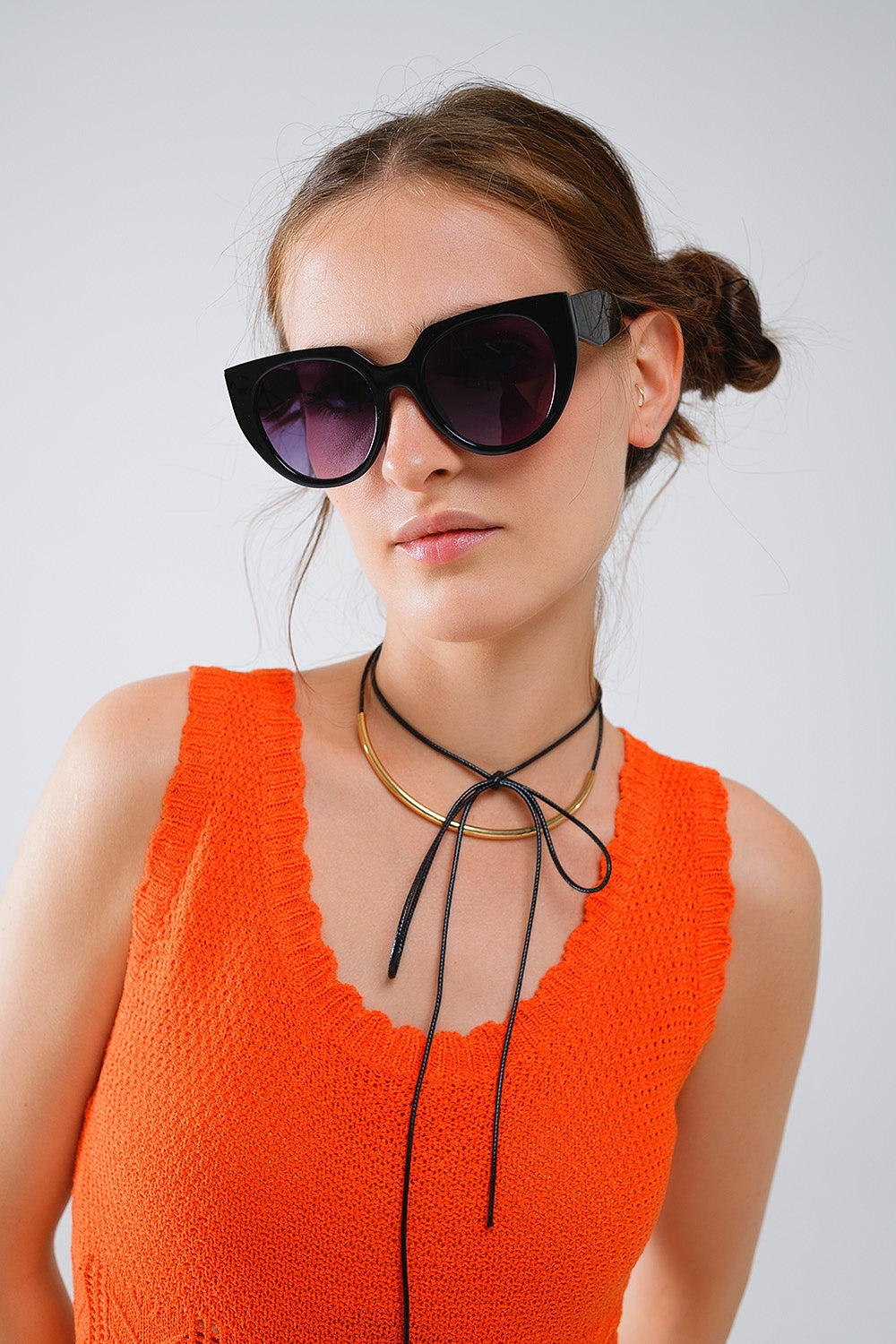 Abito midi senza maniche in maglia arancione con scollo rotondo