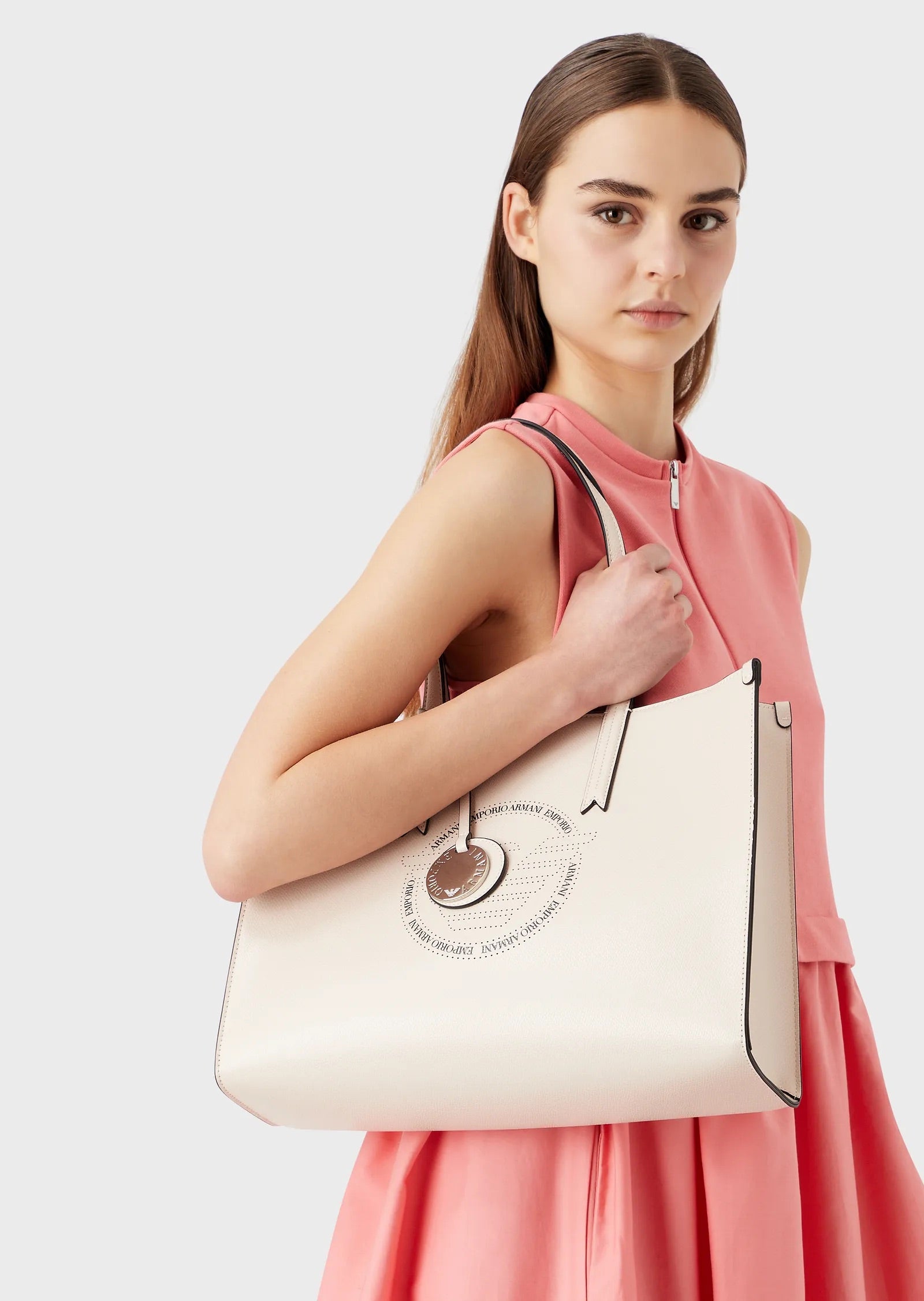 EMPORIO ARMANI Shopper crema con ciondolo e maxi logo traforato