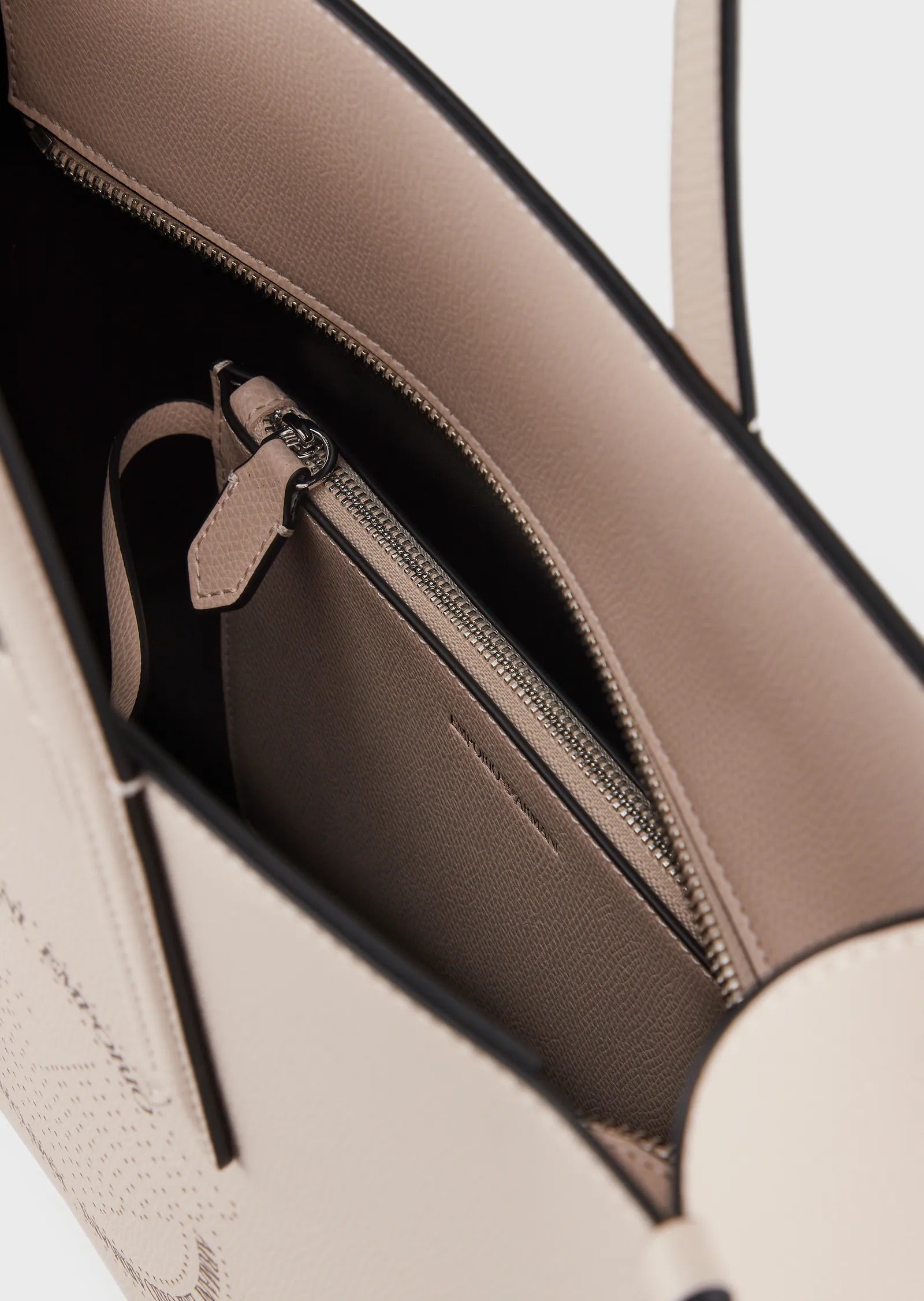 EMPORIO ARMANI Shopper crema con ciondolo e maxi logo traforato
