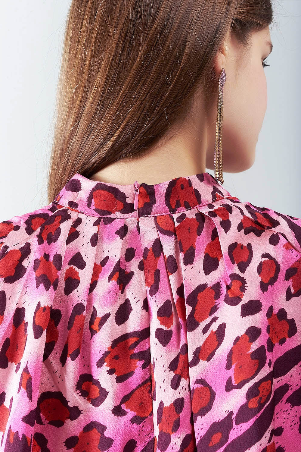 Blusa a Maniche Lunghe in Stampa Leopardata Fucsia alla Moda