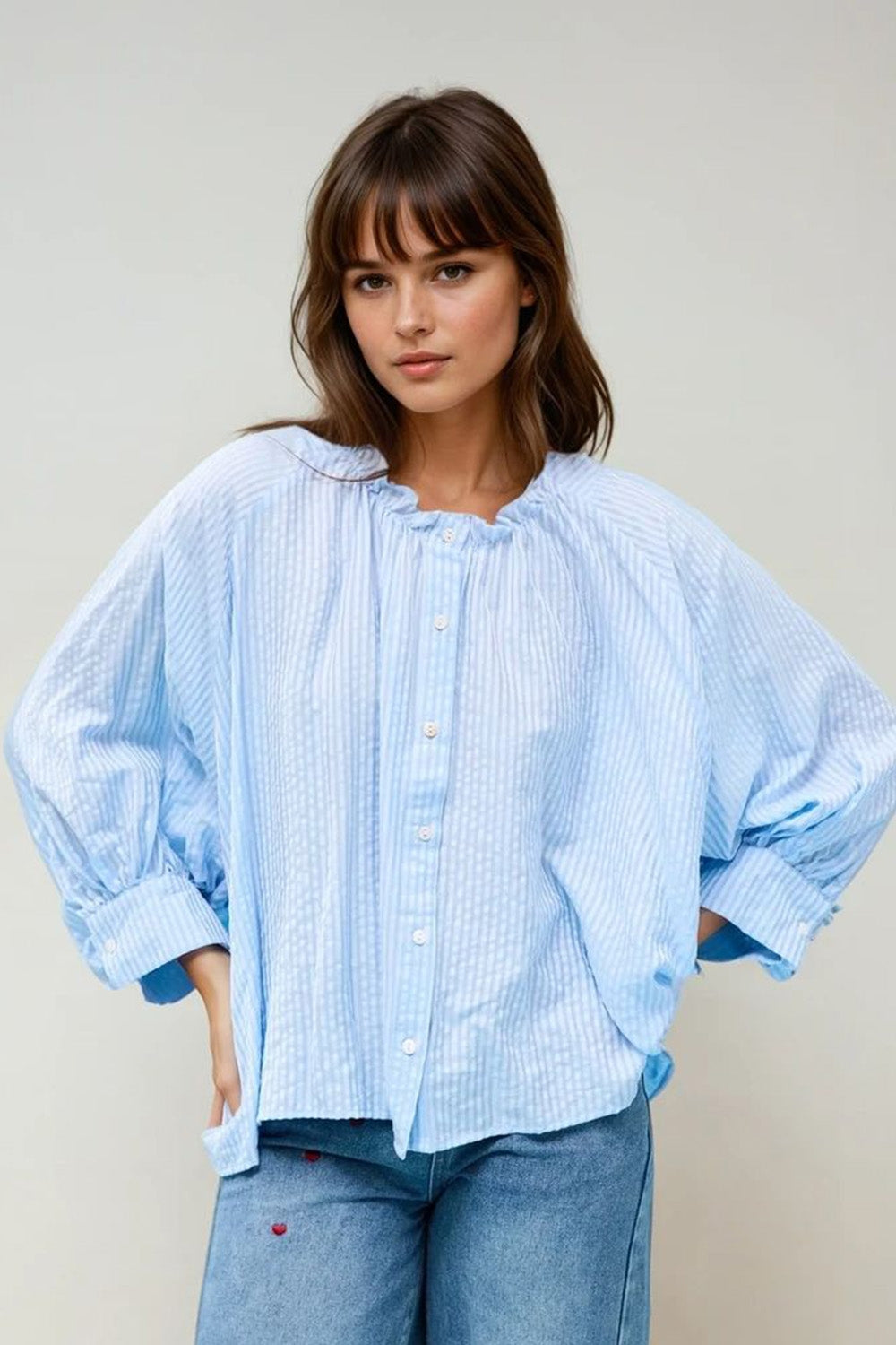 Blusa a righe con maniche a palloncino in azzurro