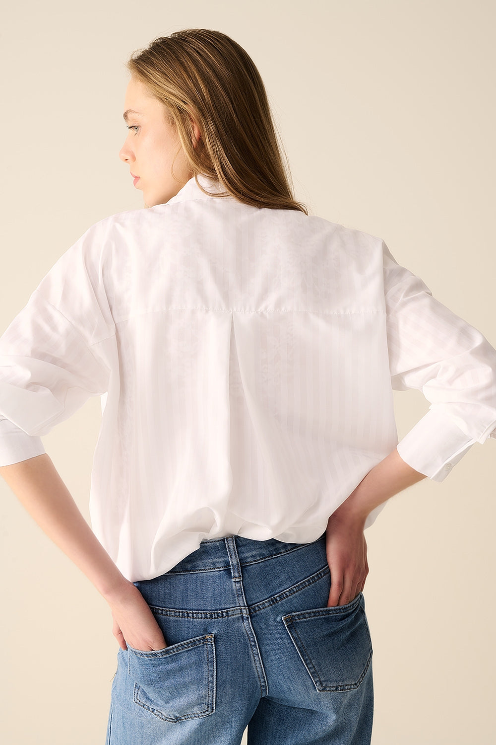 Blusa bianca a righe rilassata