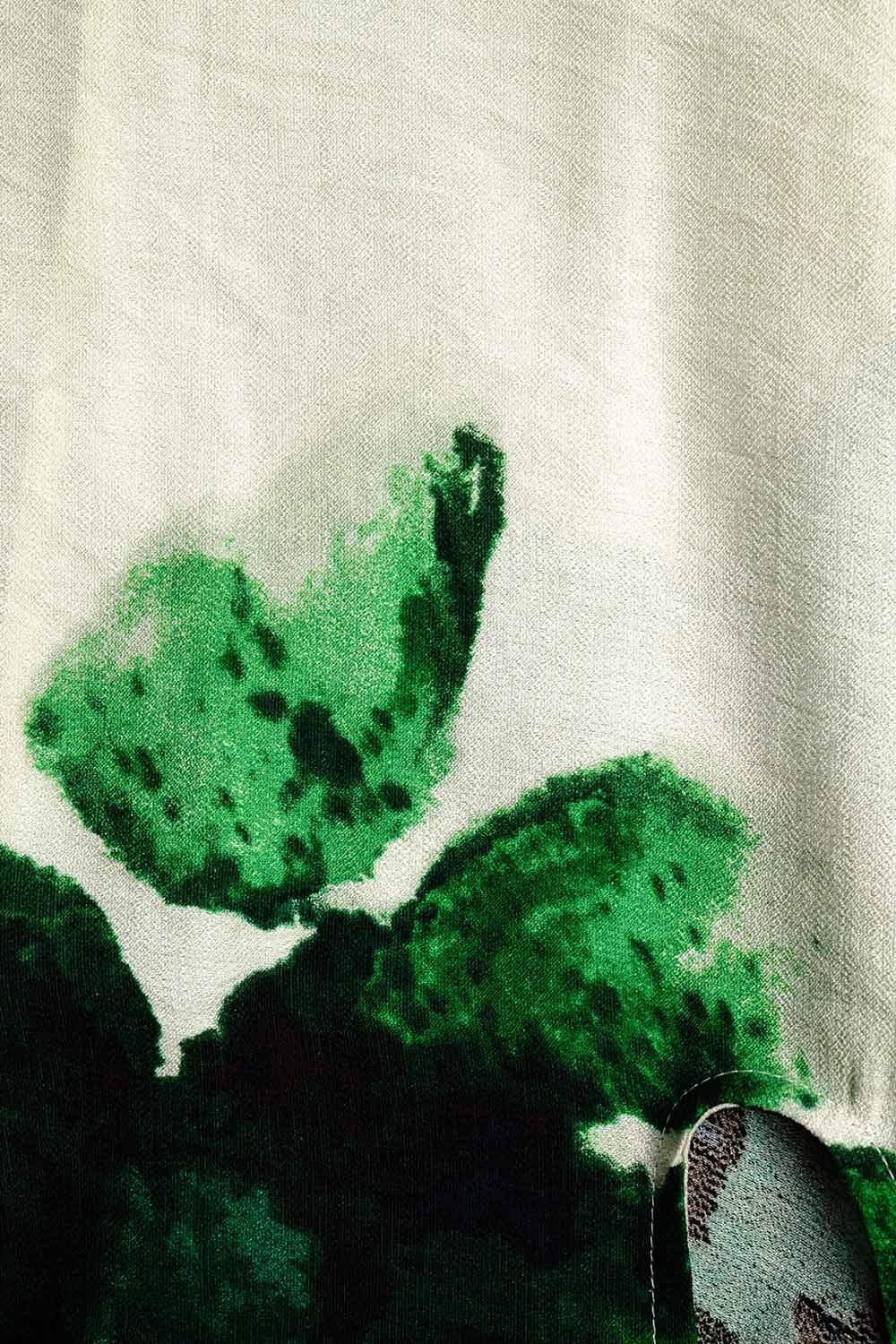 Blusa corta con stampa floreale verde annodata in vita