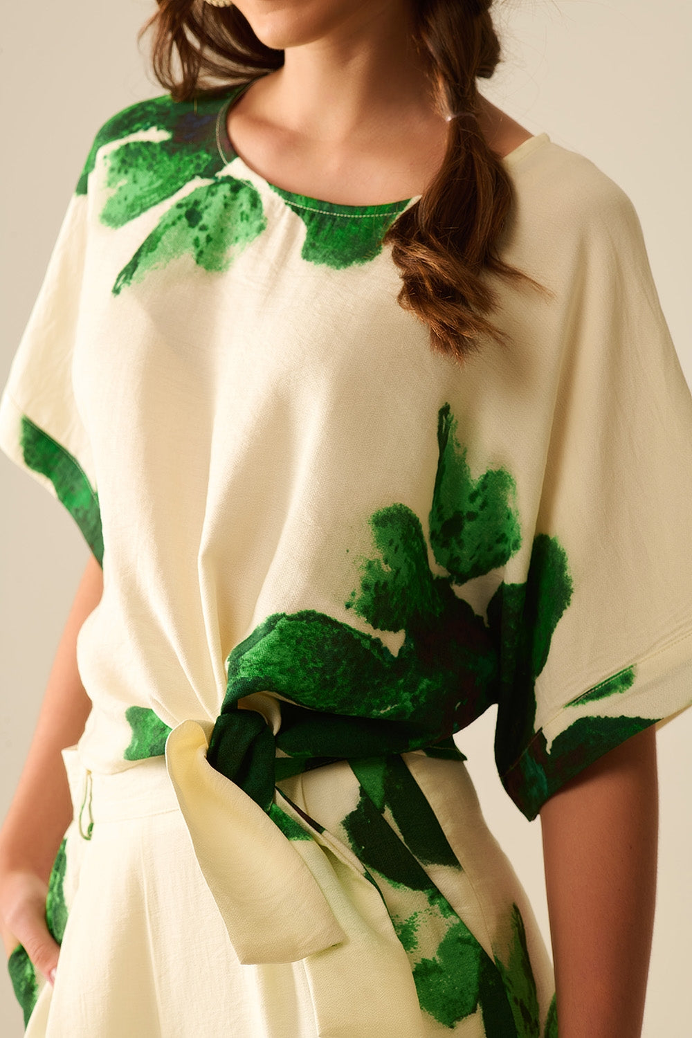 Blusa corta con stampa floreale verde annodata in vita