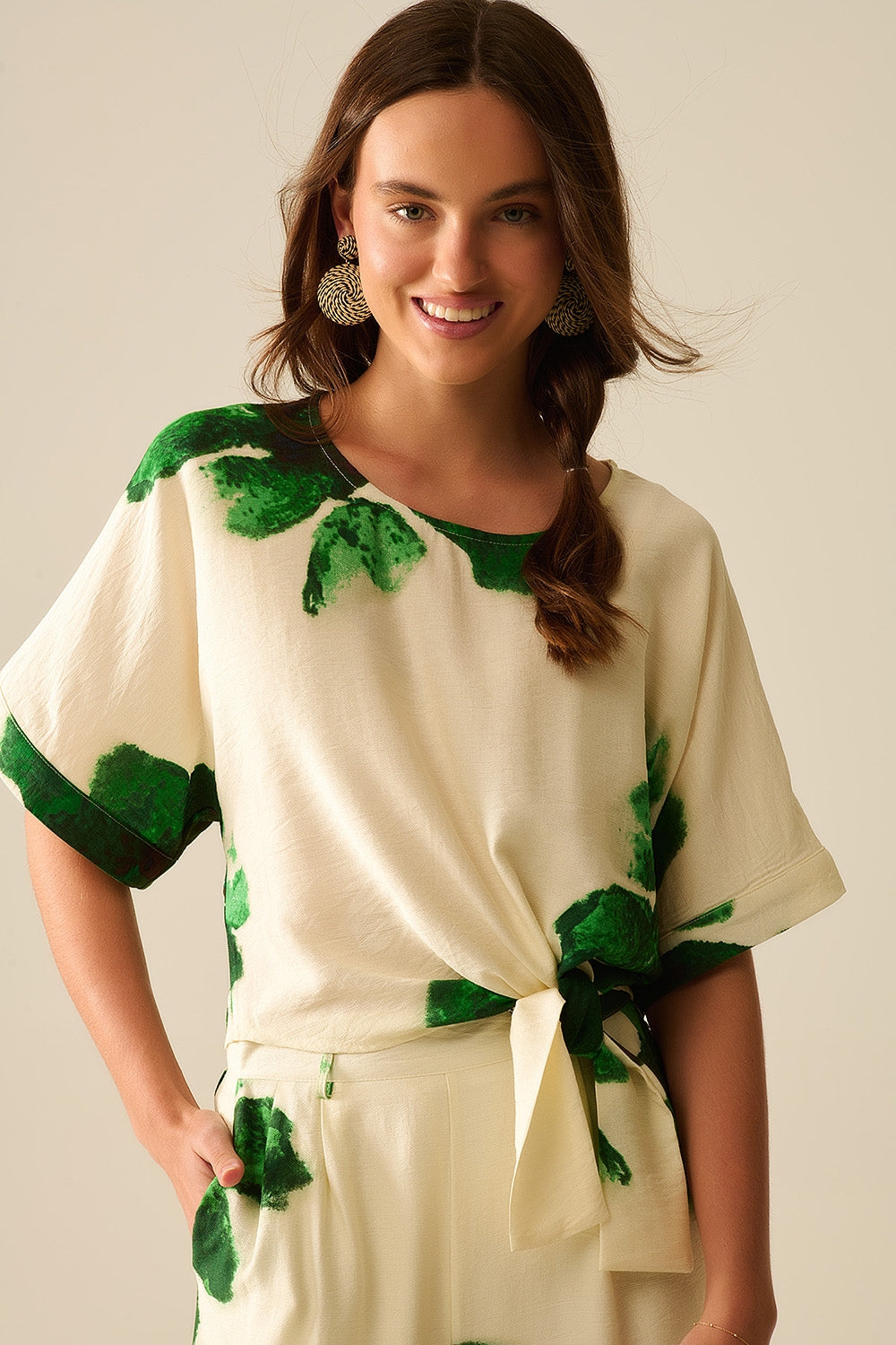 Blusa corta con stampa floreale verde annodata in vita