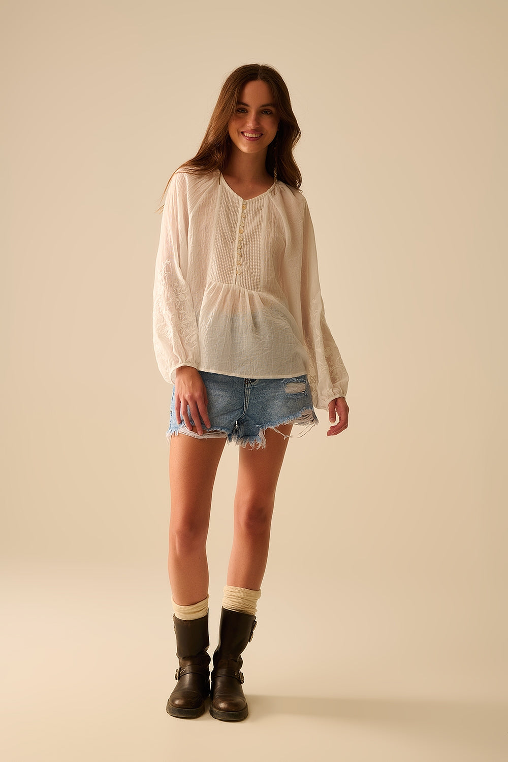 blusa in chiffon bianco con ricamo sulle maniche