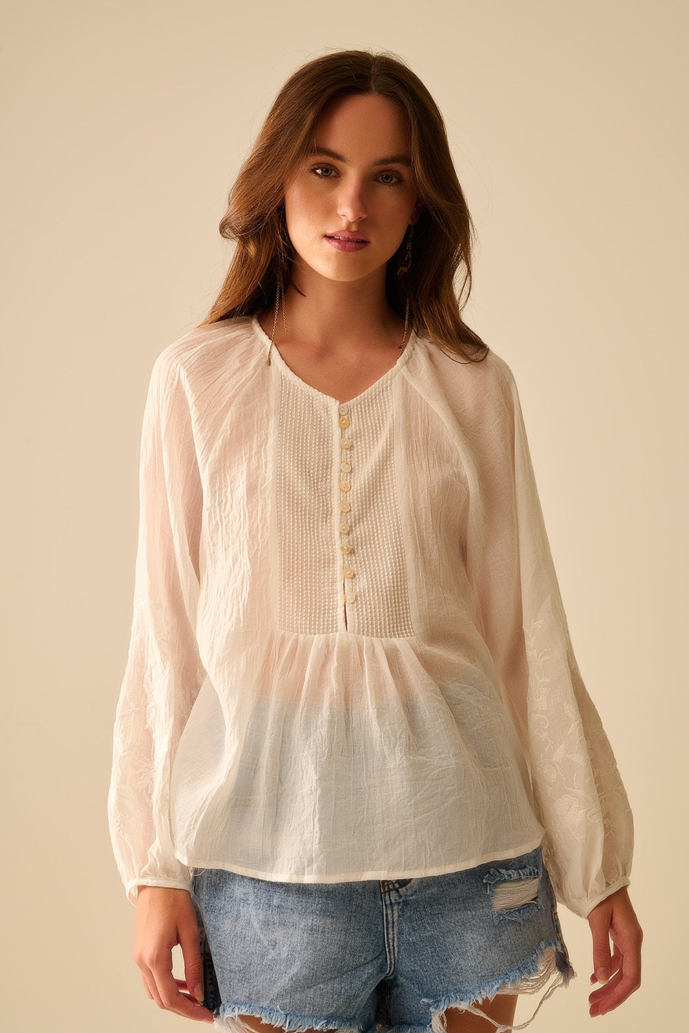 blusa in chiffon bianco con ricamo sulle maniche