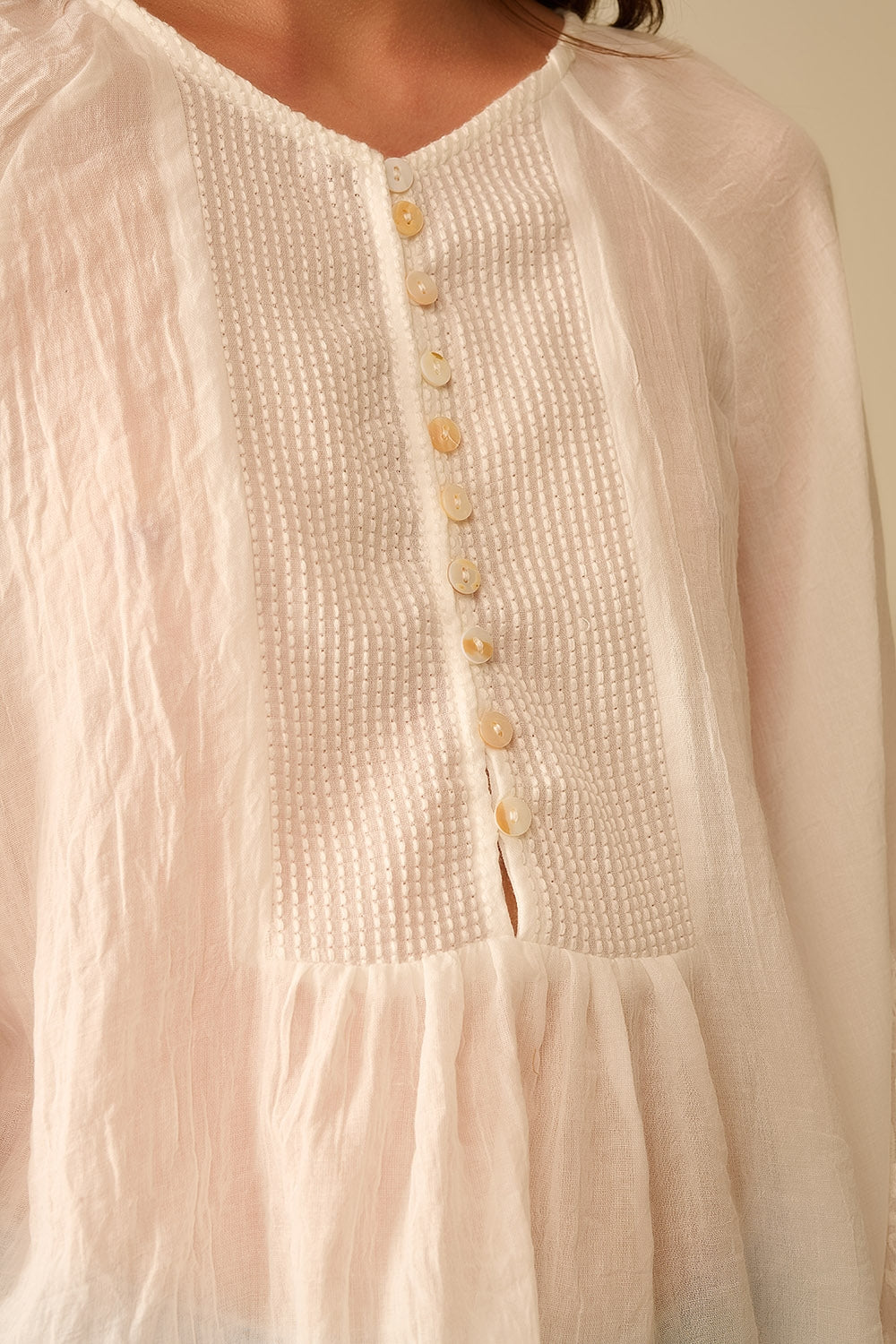 blusa in chiffon bianco con ricamo sulle maniche