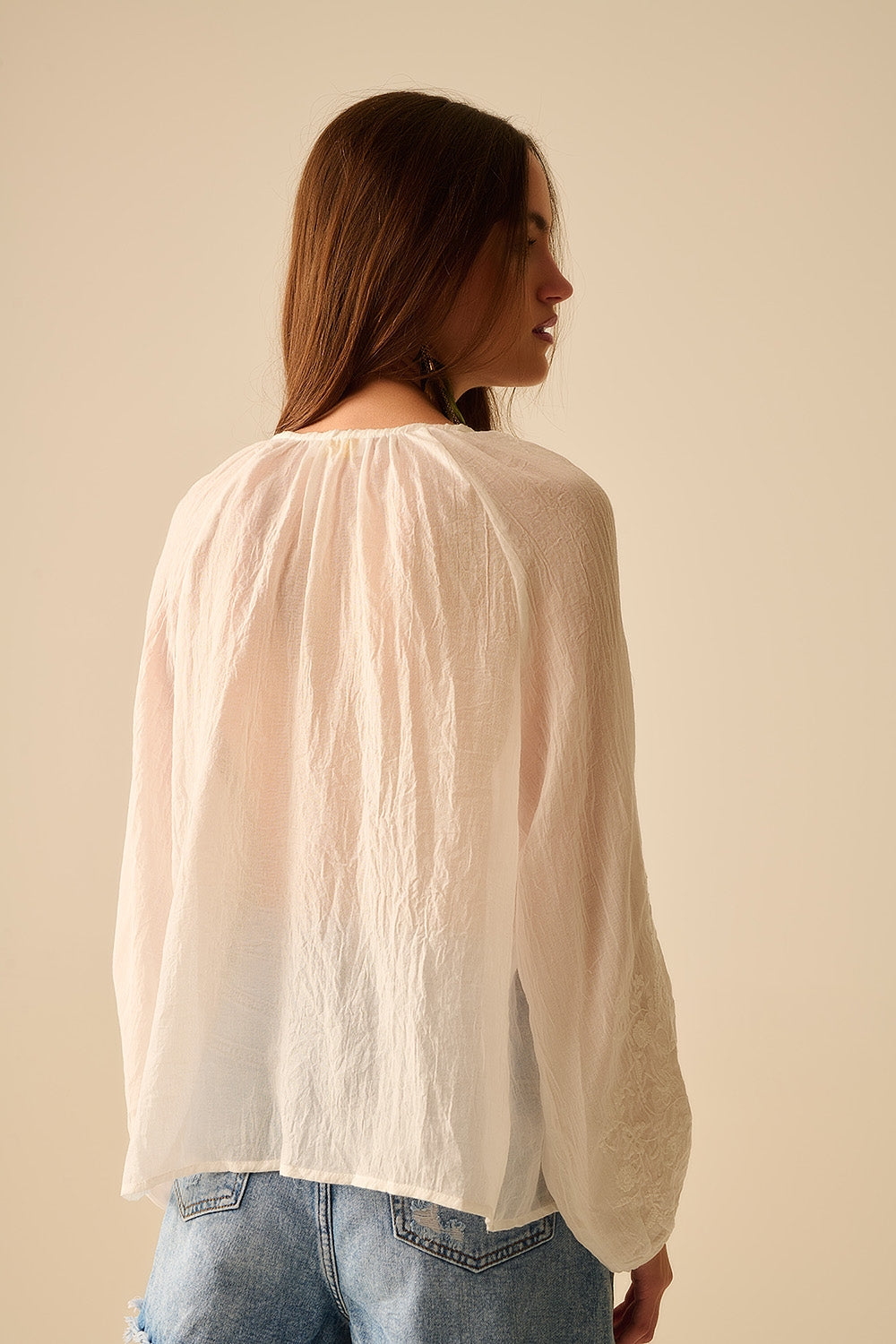 blusa in chiffon bianco con ricamo sulle maniche