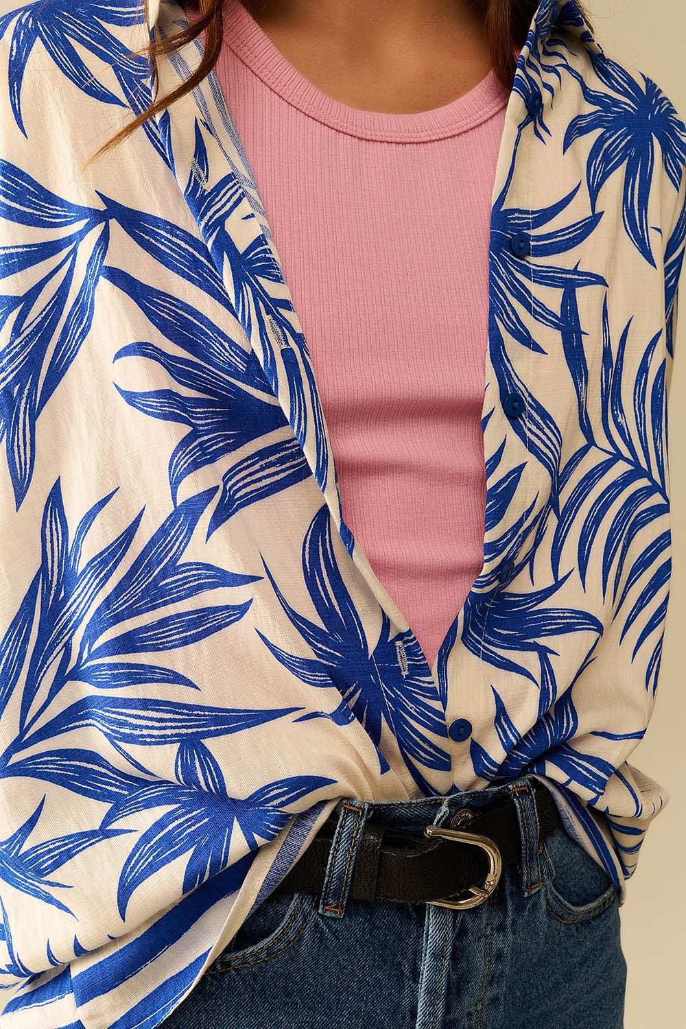 Blusa Rilassata con Motivo Tropicale in Blu e Bianco
