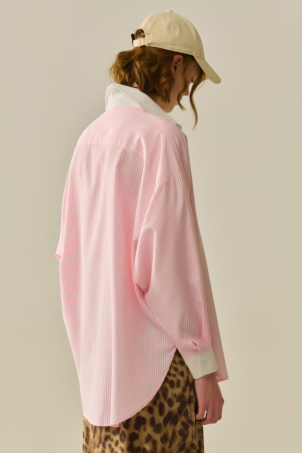 Camicia a righe rosa con tasca e colletto bianco