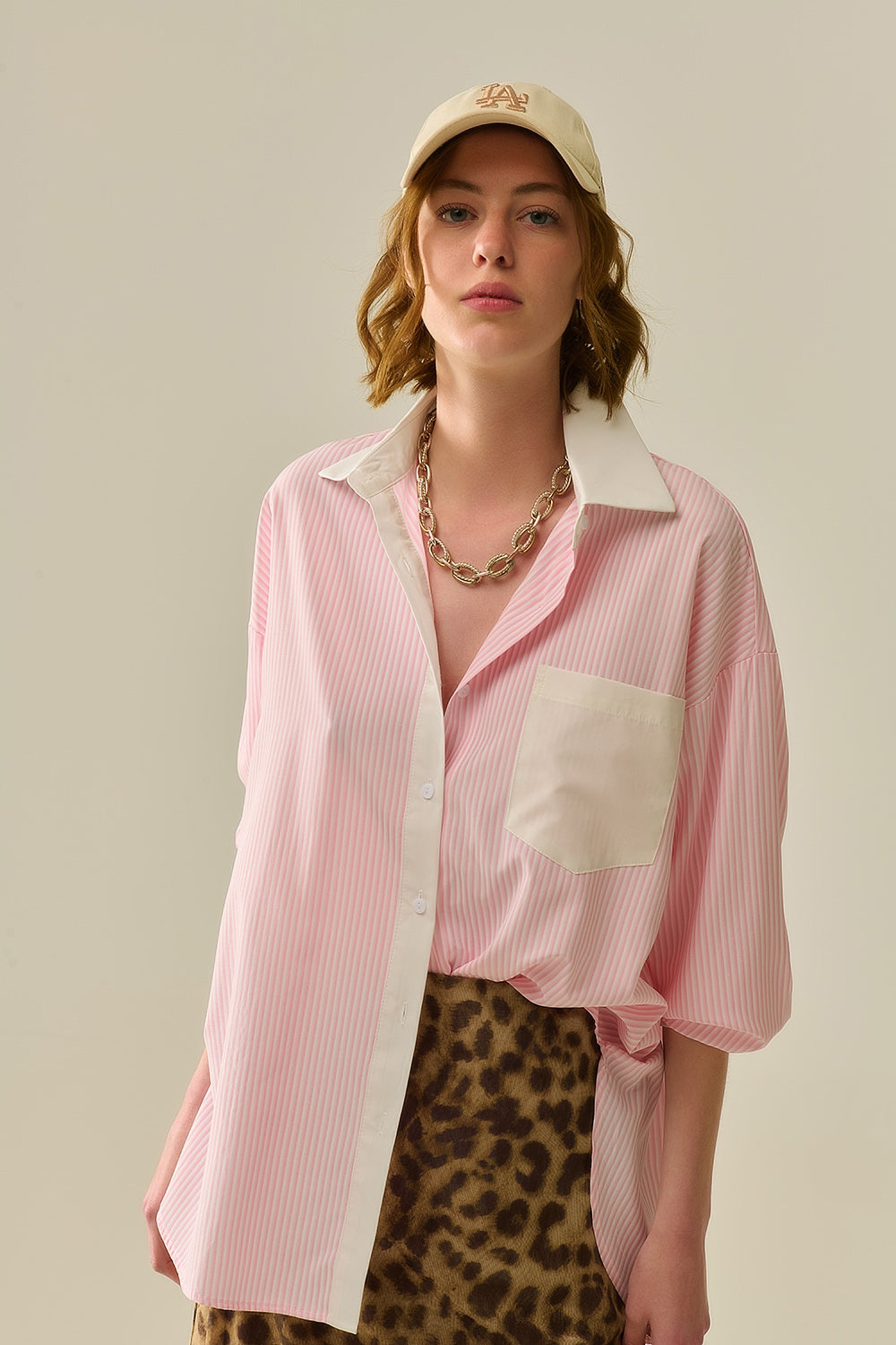 Q2 Camicia a righe rosa con tasca e colletto bianco