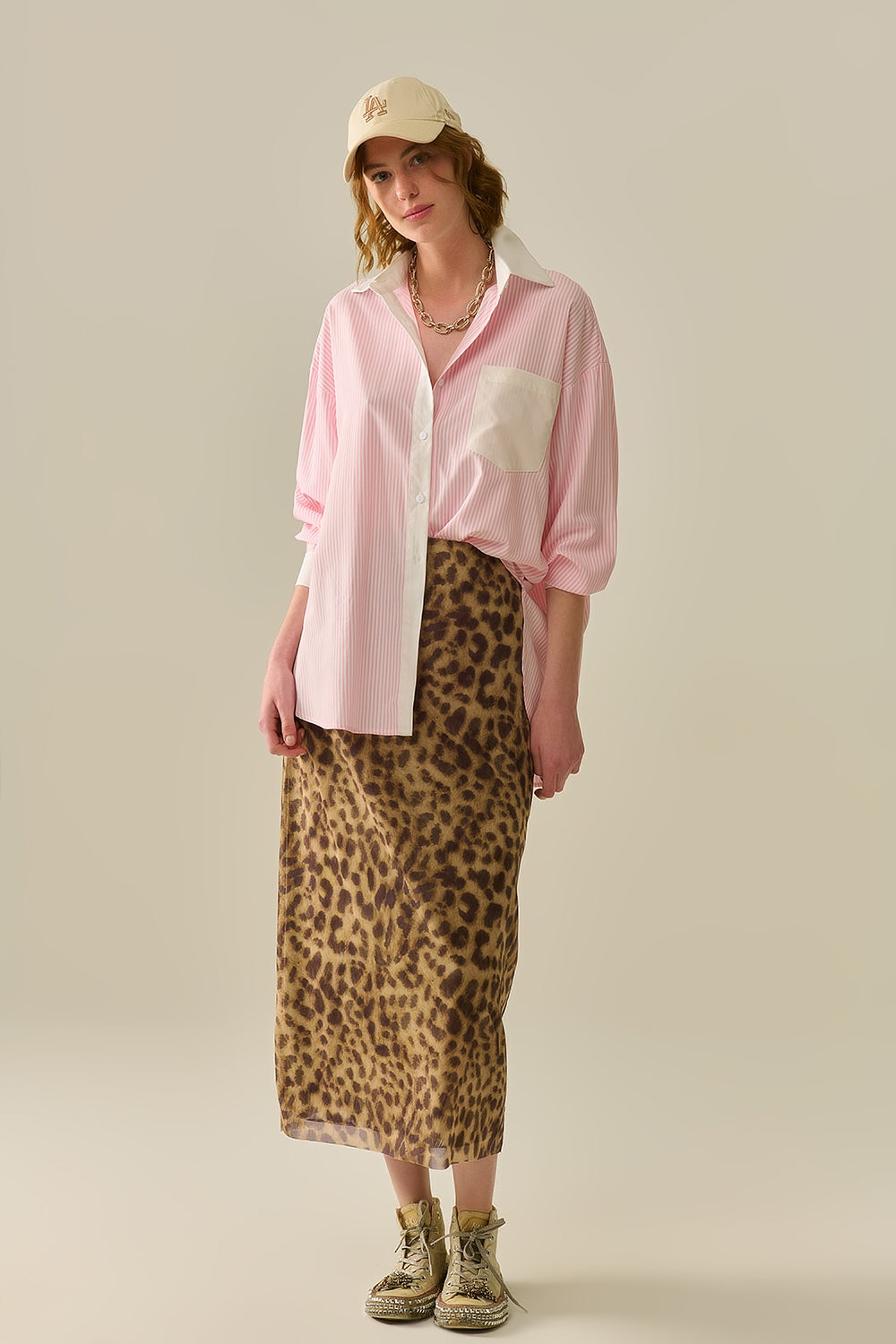 Camicia a righe rosa con tasca e colletto bianco