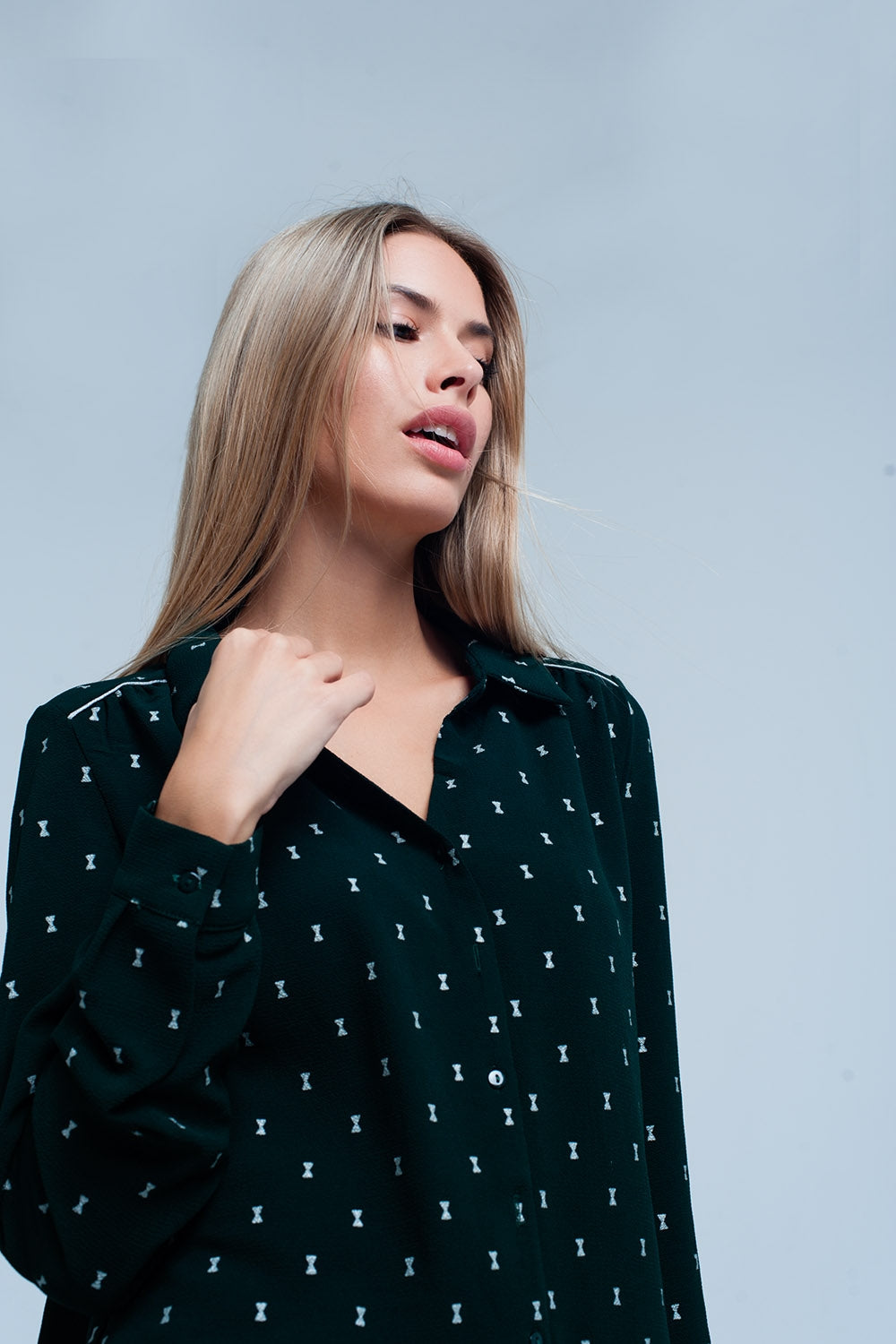 Camicia lunga verde con motivo d'argento