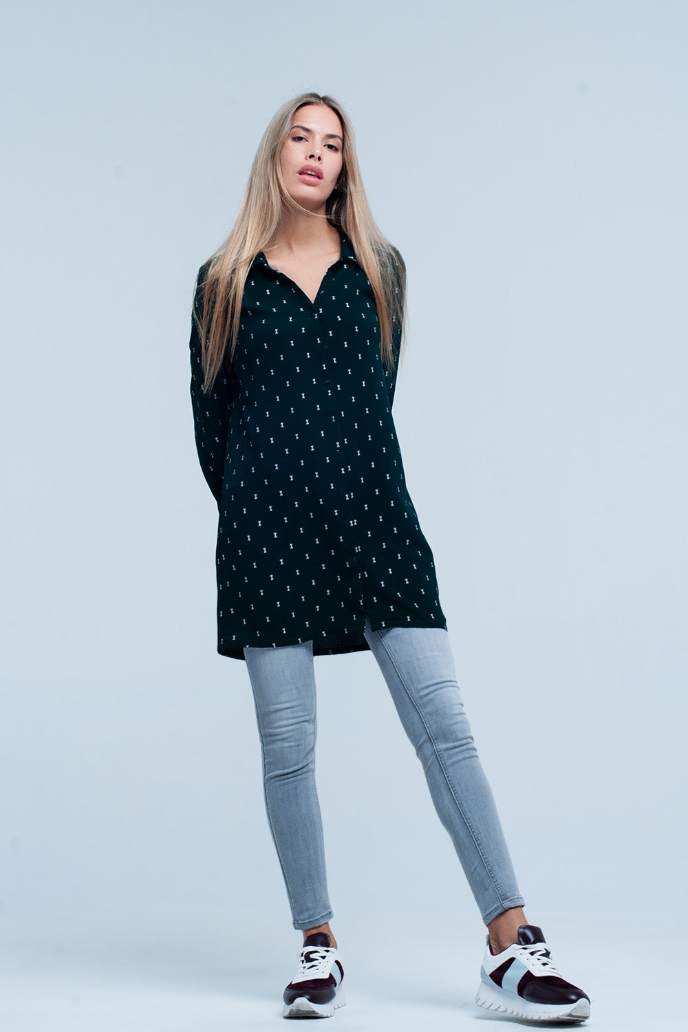 Camicia lunga verde con motivo d'argento