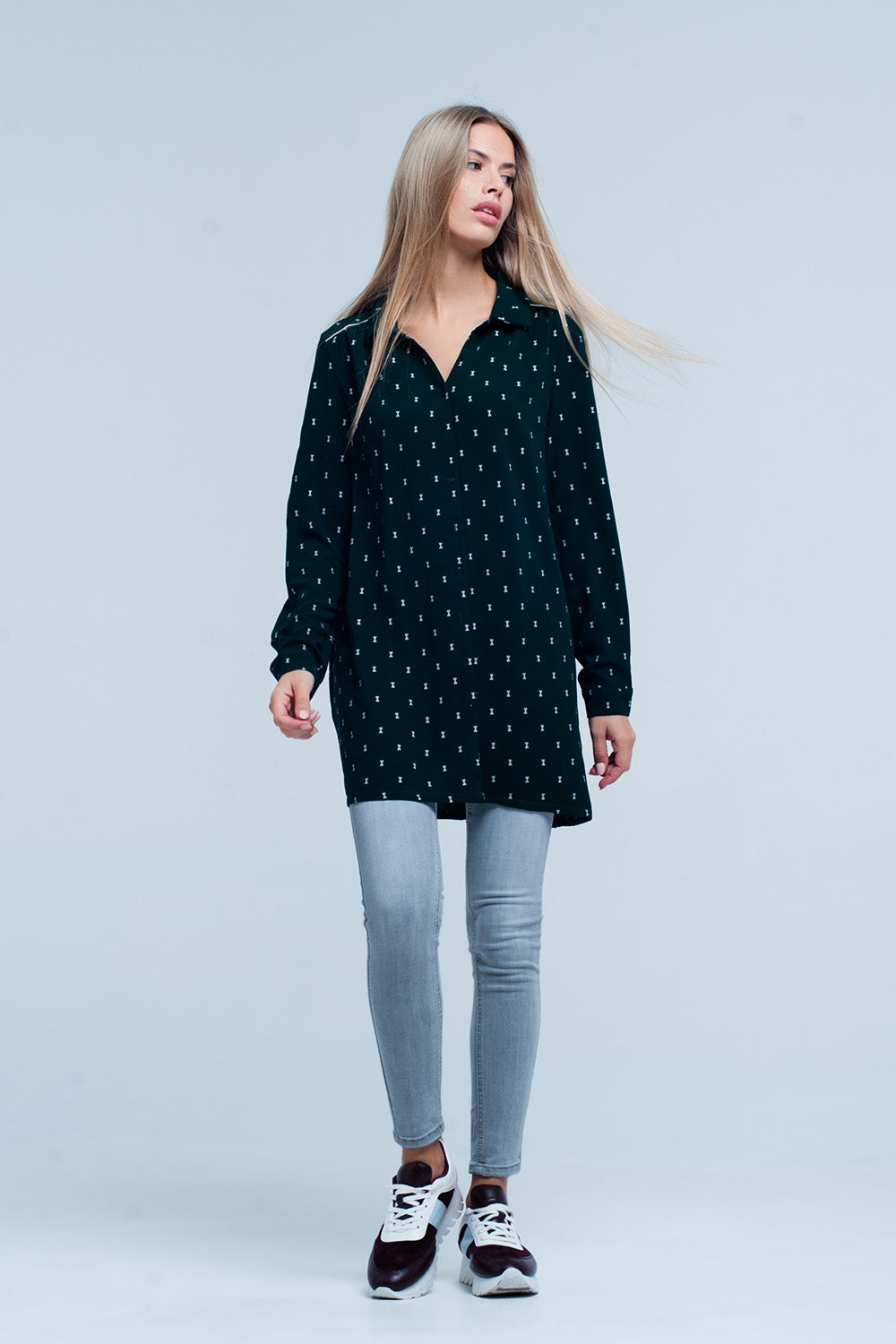 Camicia lunga verde con motivo d'argento