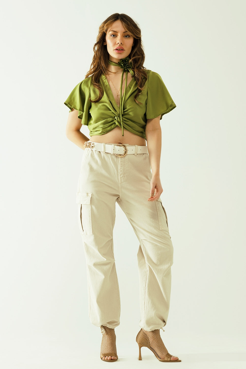Crop top verde con scollo a V maniche corte e dettaglio floreale sul collo