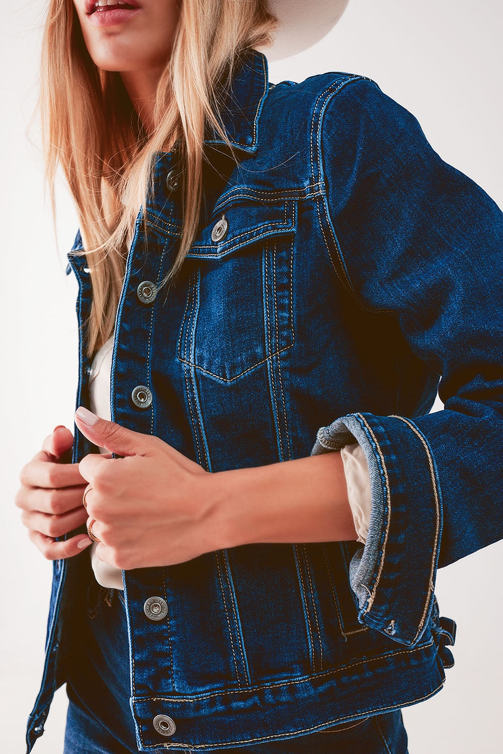 Giacca di jeans blu scuro con ricami sul retro