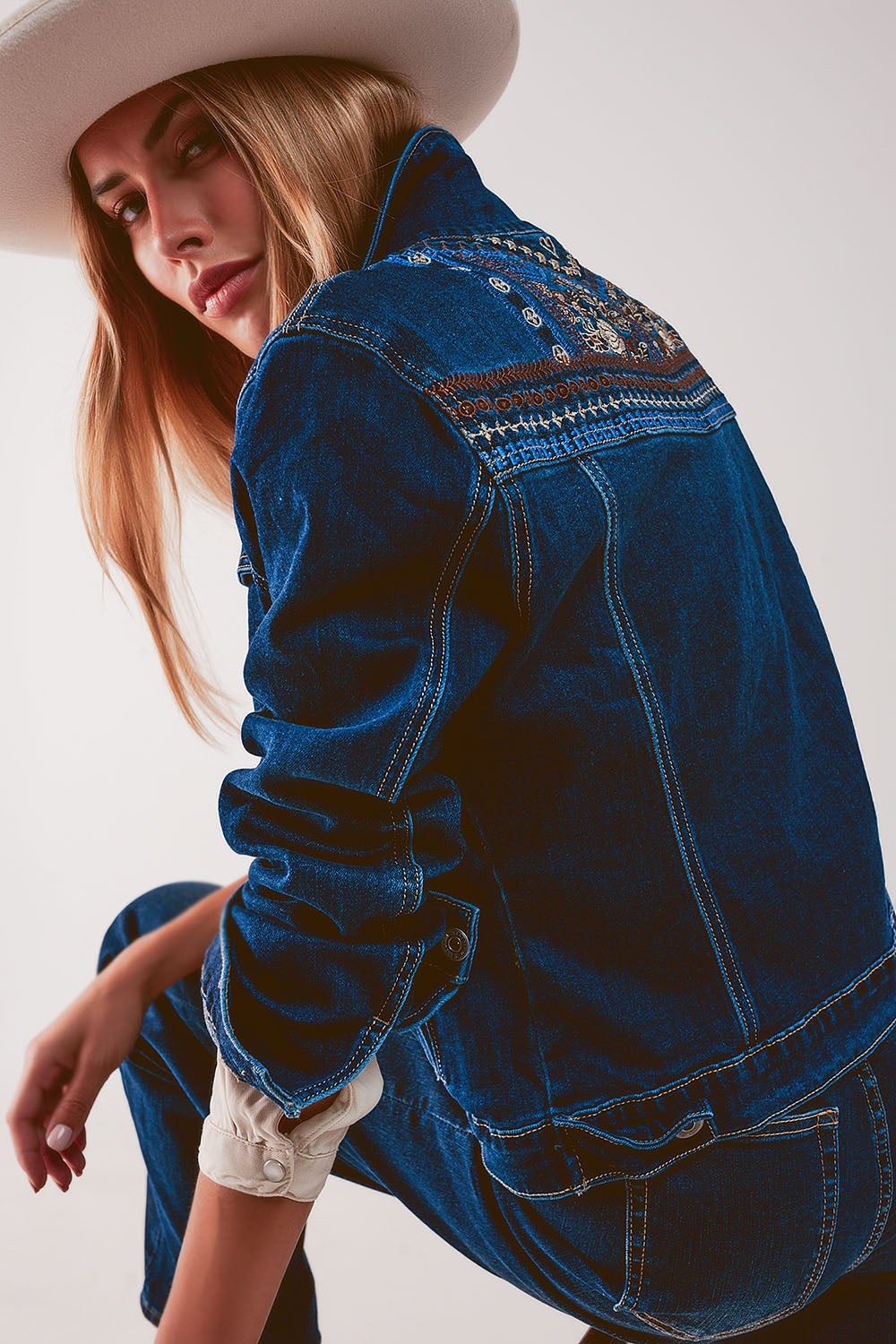 Giacca di jeans blu scuro con ricami sul retro