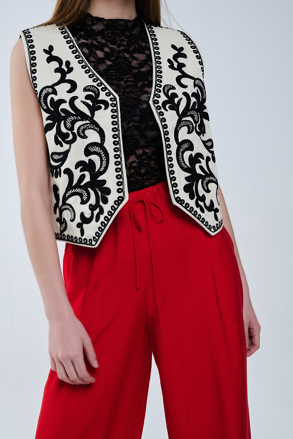 Gilet bianco con ricamo barocco nero