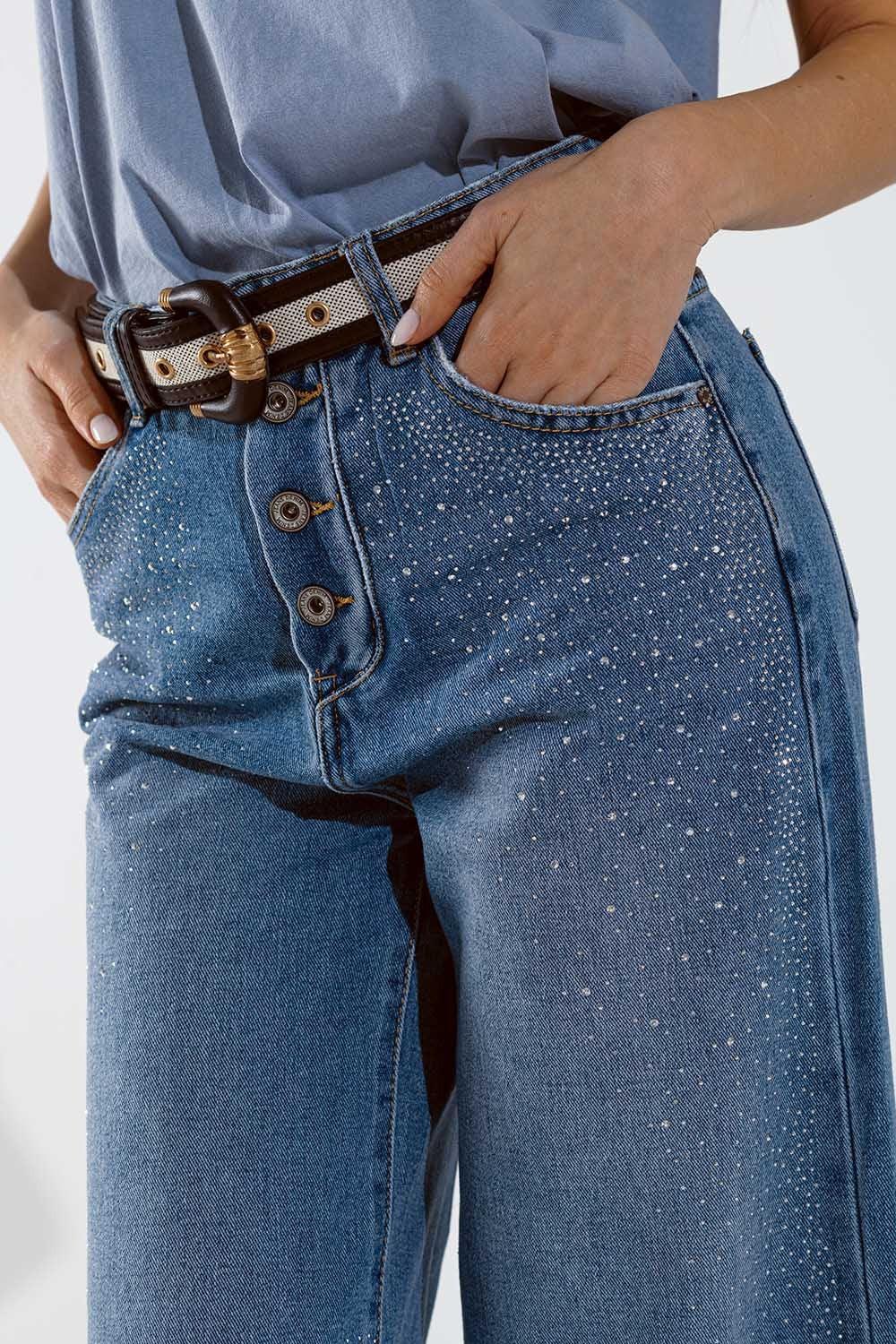 Jeans a gamba larga con bottoni a vista e dettagli a strascico in lavaggio medio